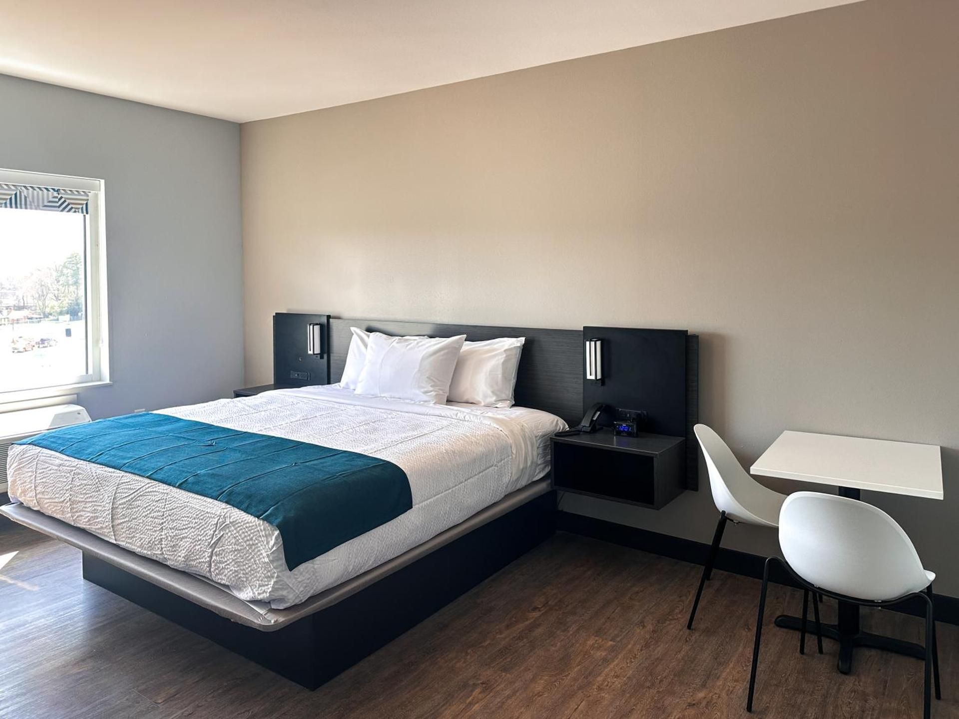 King Room with Roll-in Shower - Disability Access - Non-Smoking