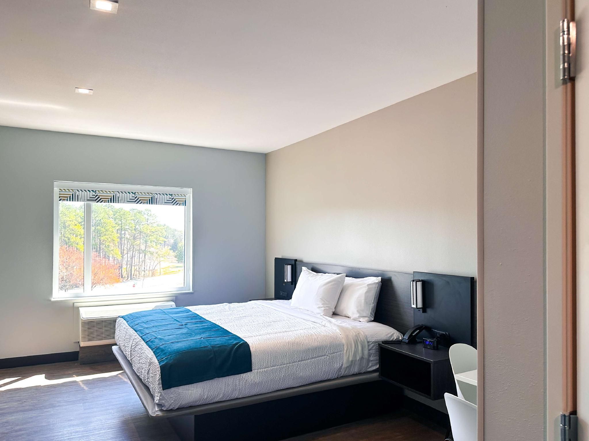 1 King Bed | Mobil Acc RI Shwr Nsmk Kitchen
