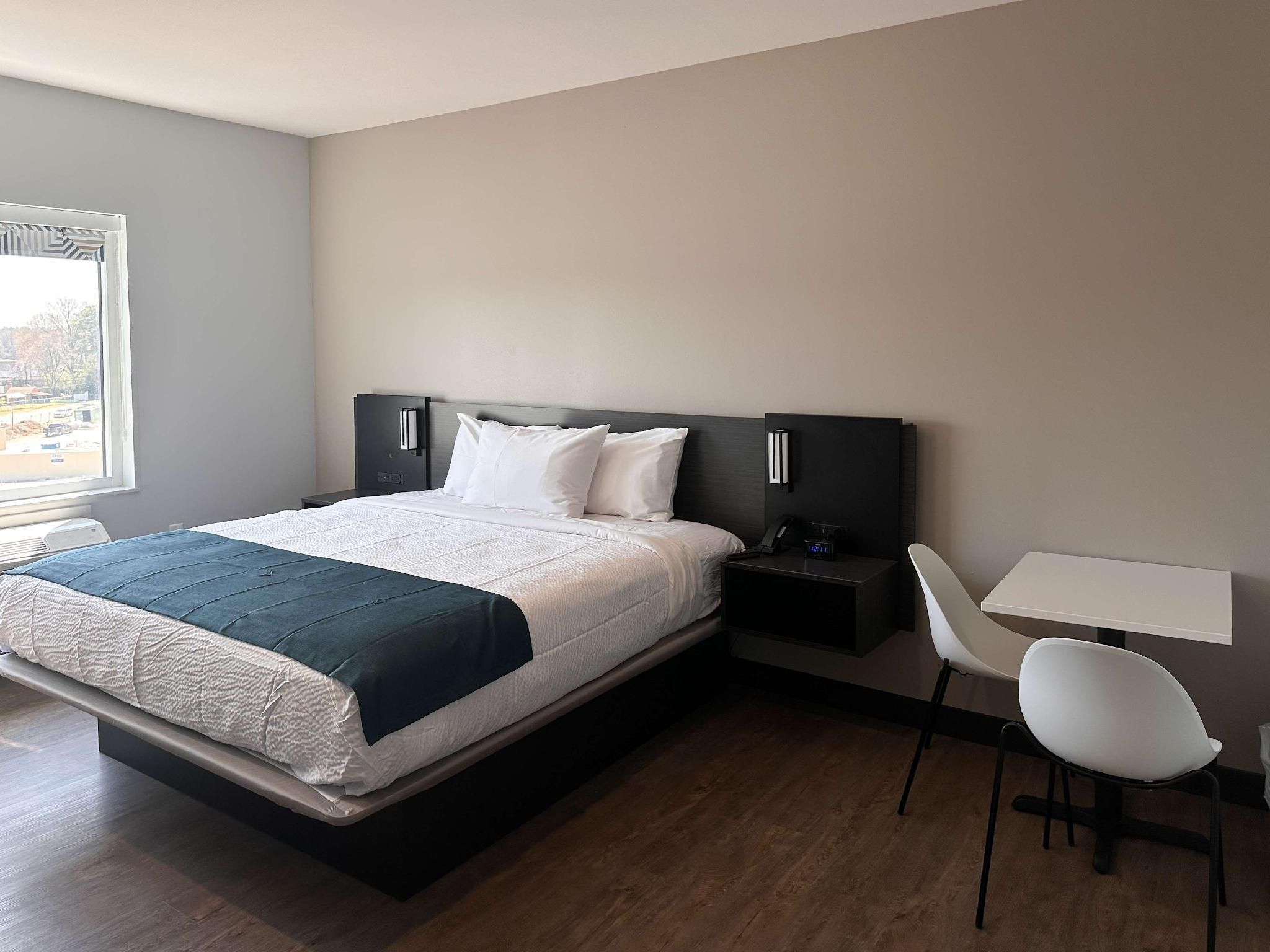 1 King Bed | Mobil Acc RI Shwr Nsmk Kitchen