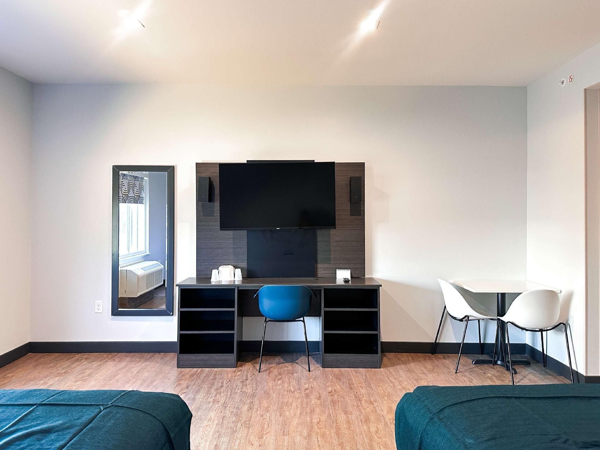 2 Queen Beds | Mobil Access RI Shr Nsmk Ktchn