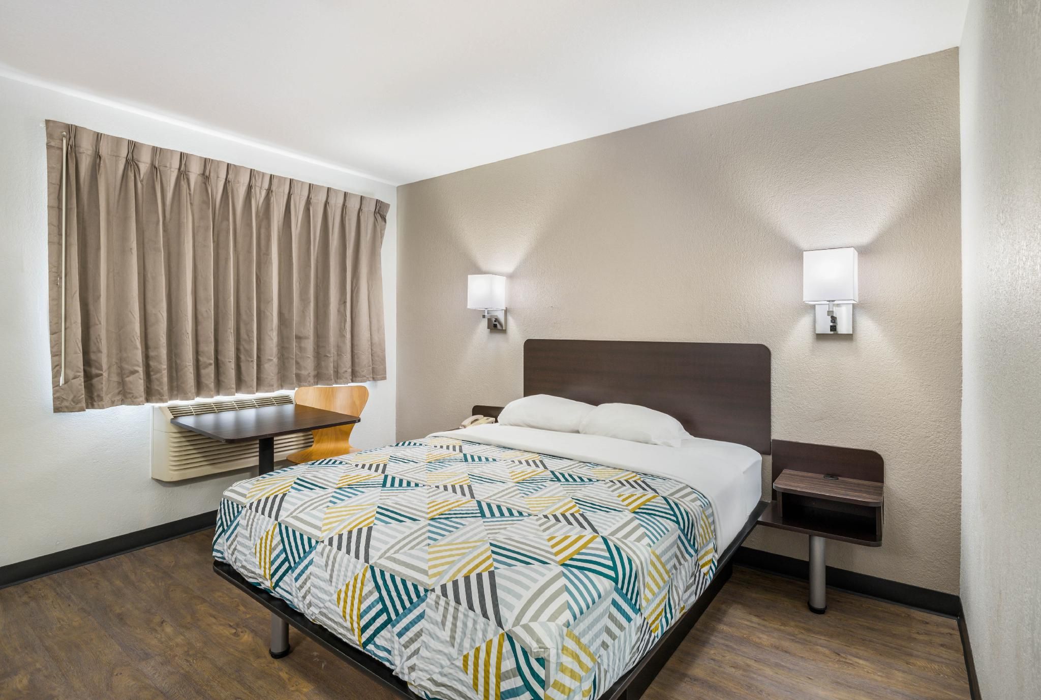 1 Queen Bed | Smoking, Micfridge