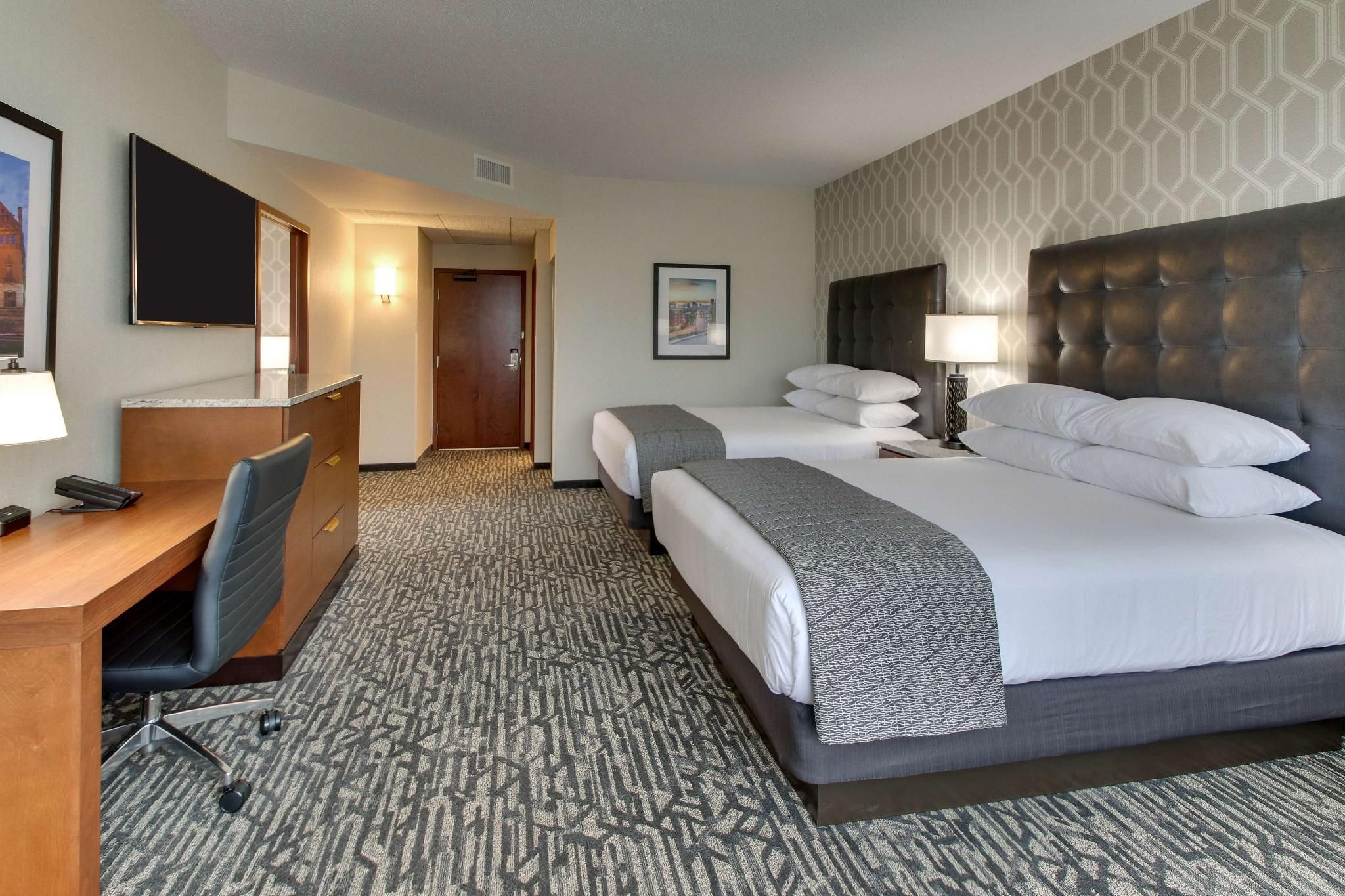 2 Queen Bed Suite, 2 Rooms with Sofa Sleeper