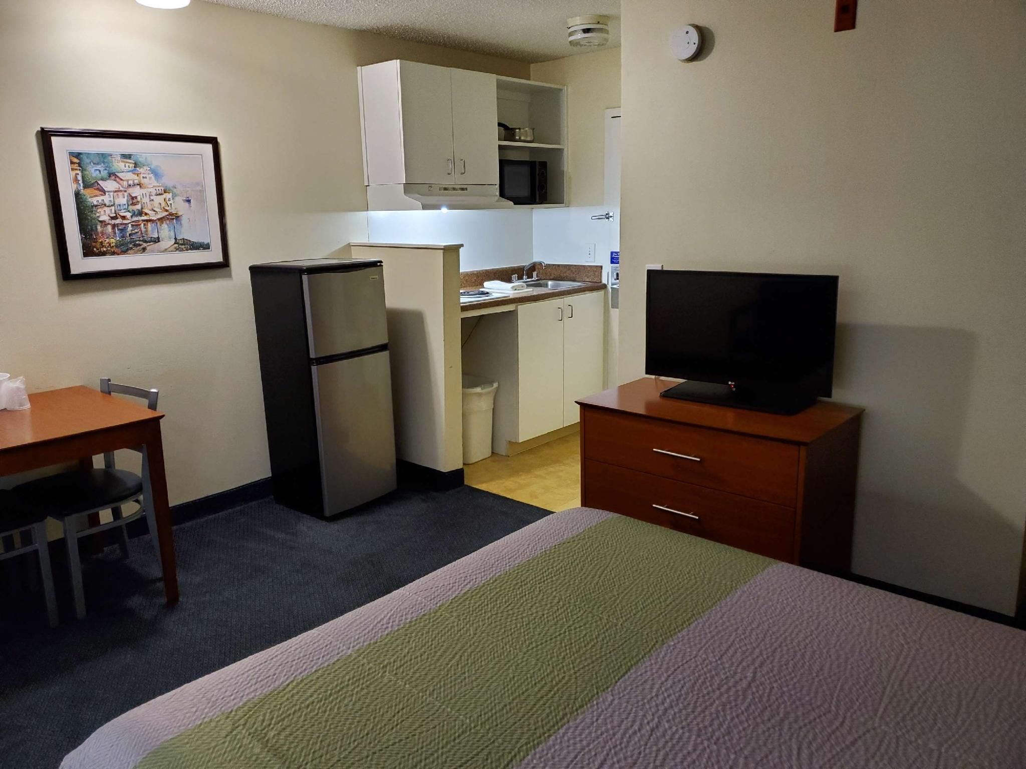 1 Queen Bed | Mobil Access Tub Nsmk Kitchen