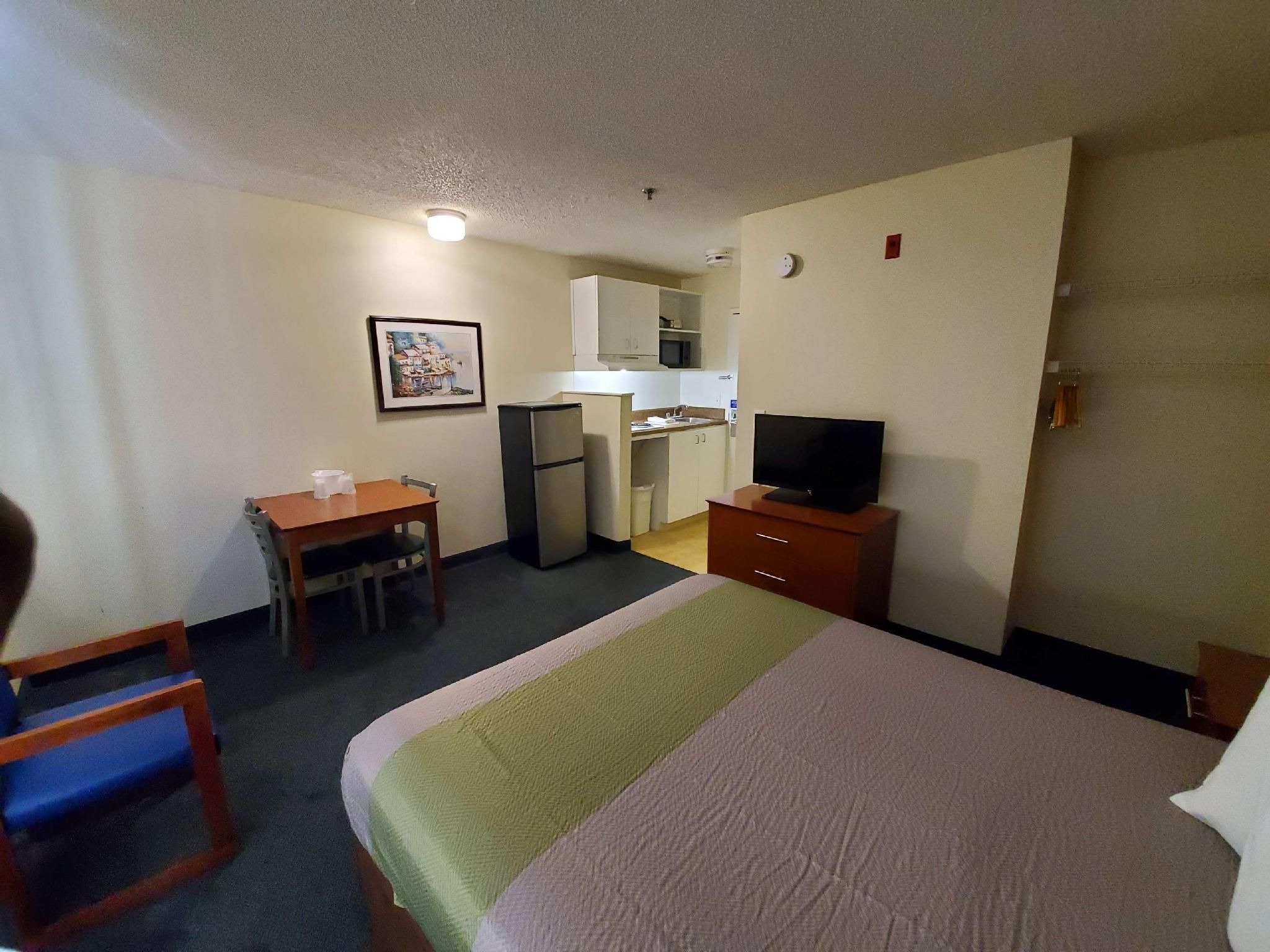 1 Full Bed | Smoking, Kitchen