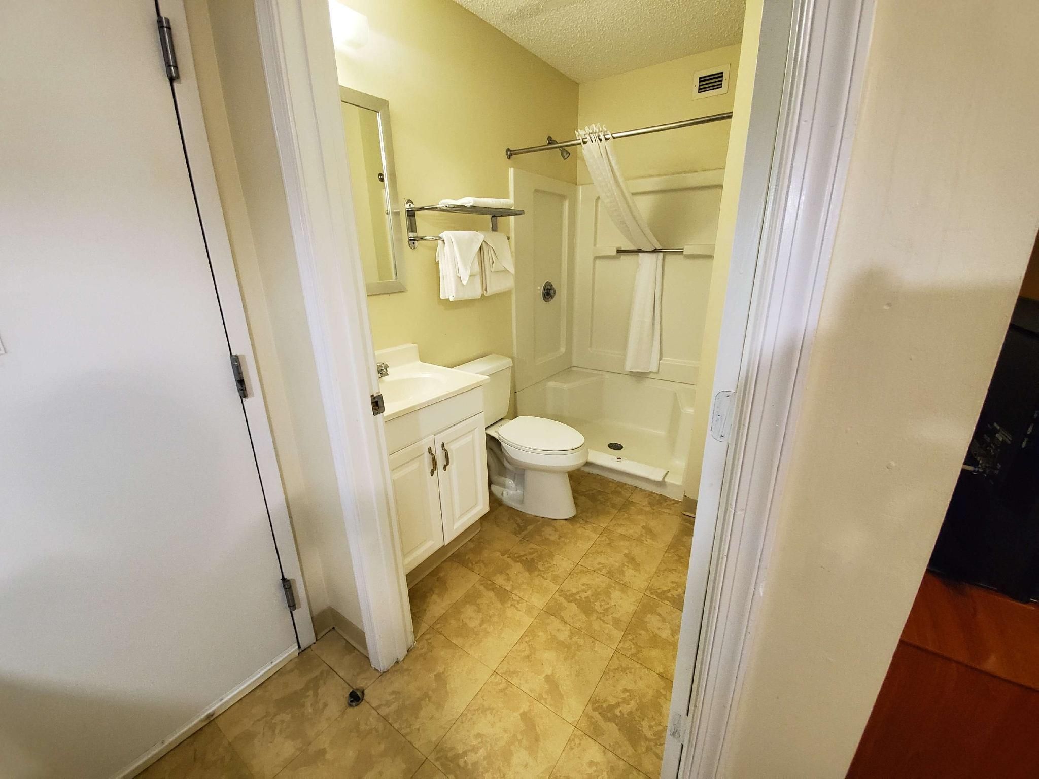1 Full Bed | Smoking, Kitchen