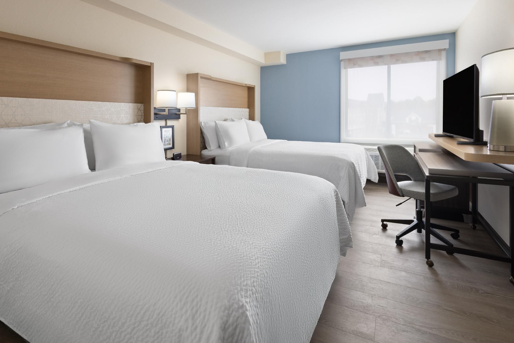 2 Queens One Bedroom Suite Communications Accessible Tub