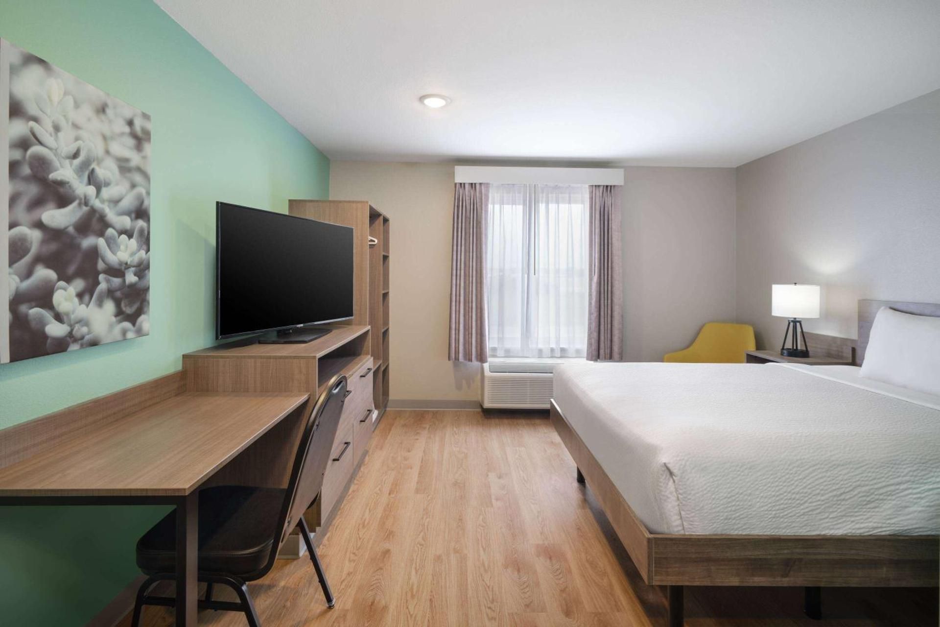 1 Queen Bed, Suite, Non-Smoking