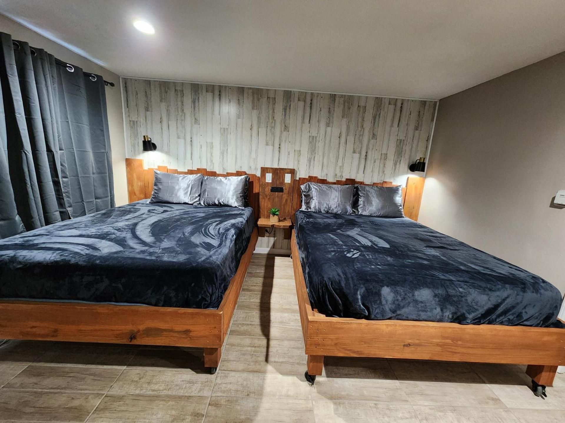 River Inn by Niagara Falls Family Room - Non-Smoking 2