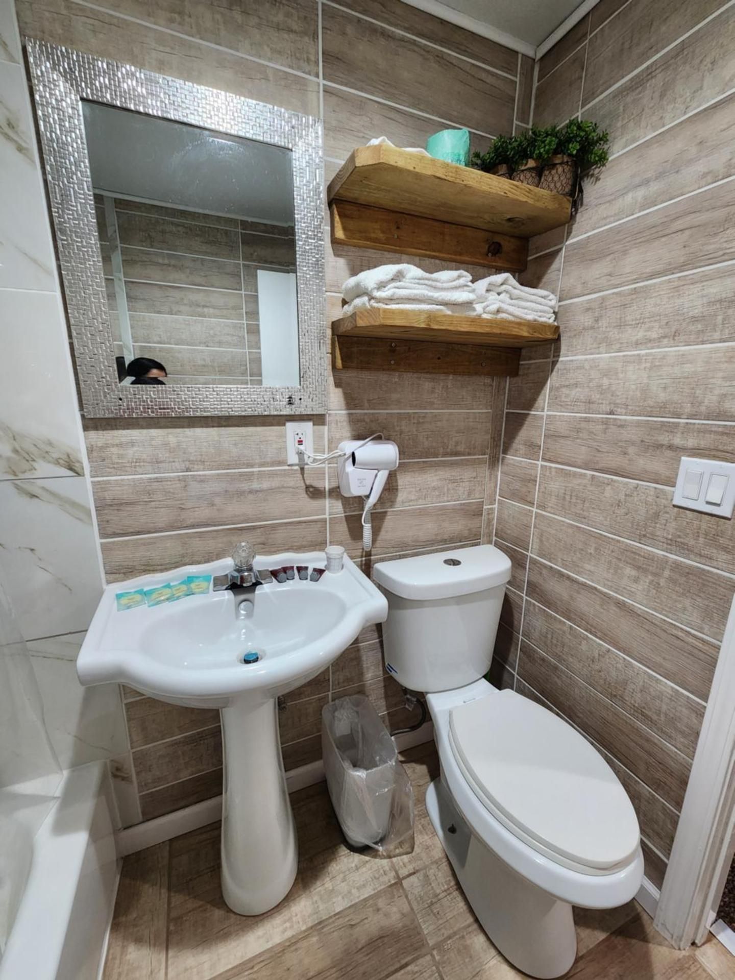 River Inn by Niagara Falls Family Room - Non-Smoking 3