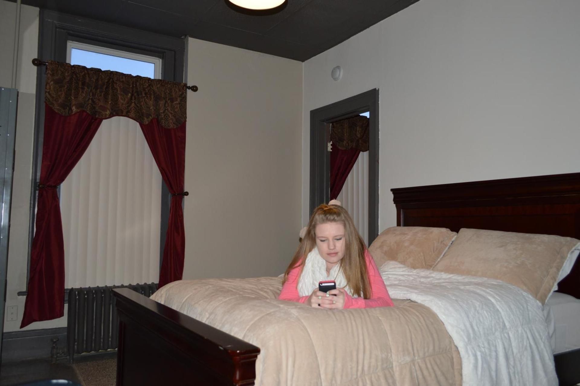 Gorge View Queen Room 2