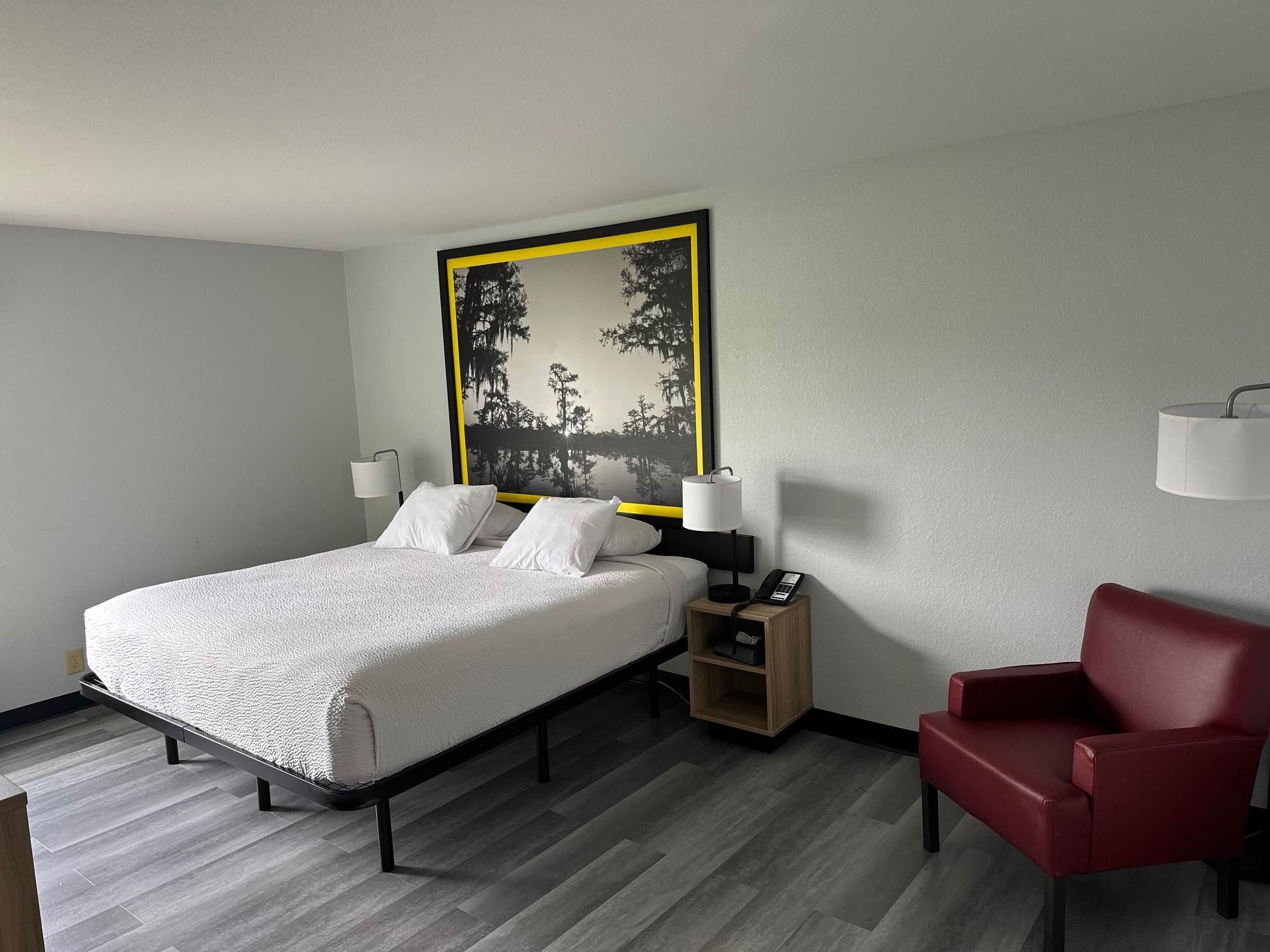 1 King Bed, Hearing Impaired Accessible Room, Tub w/Grab Bar, Non-Smoking
