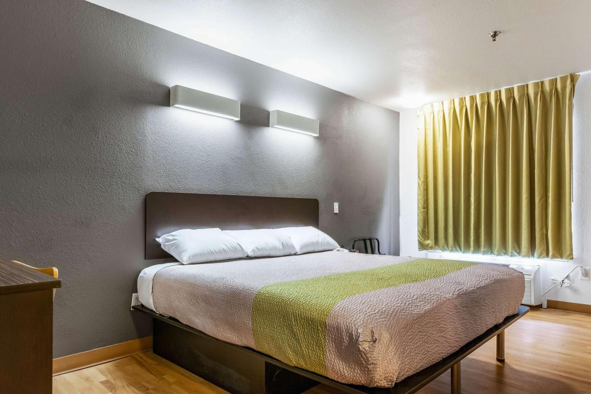 King Room with Roll-in Shower - Disability Access - Non-Smoking