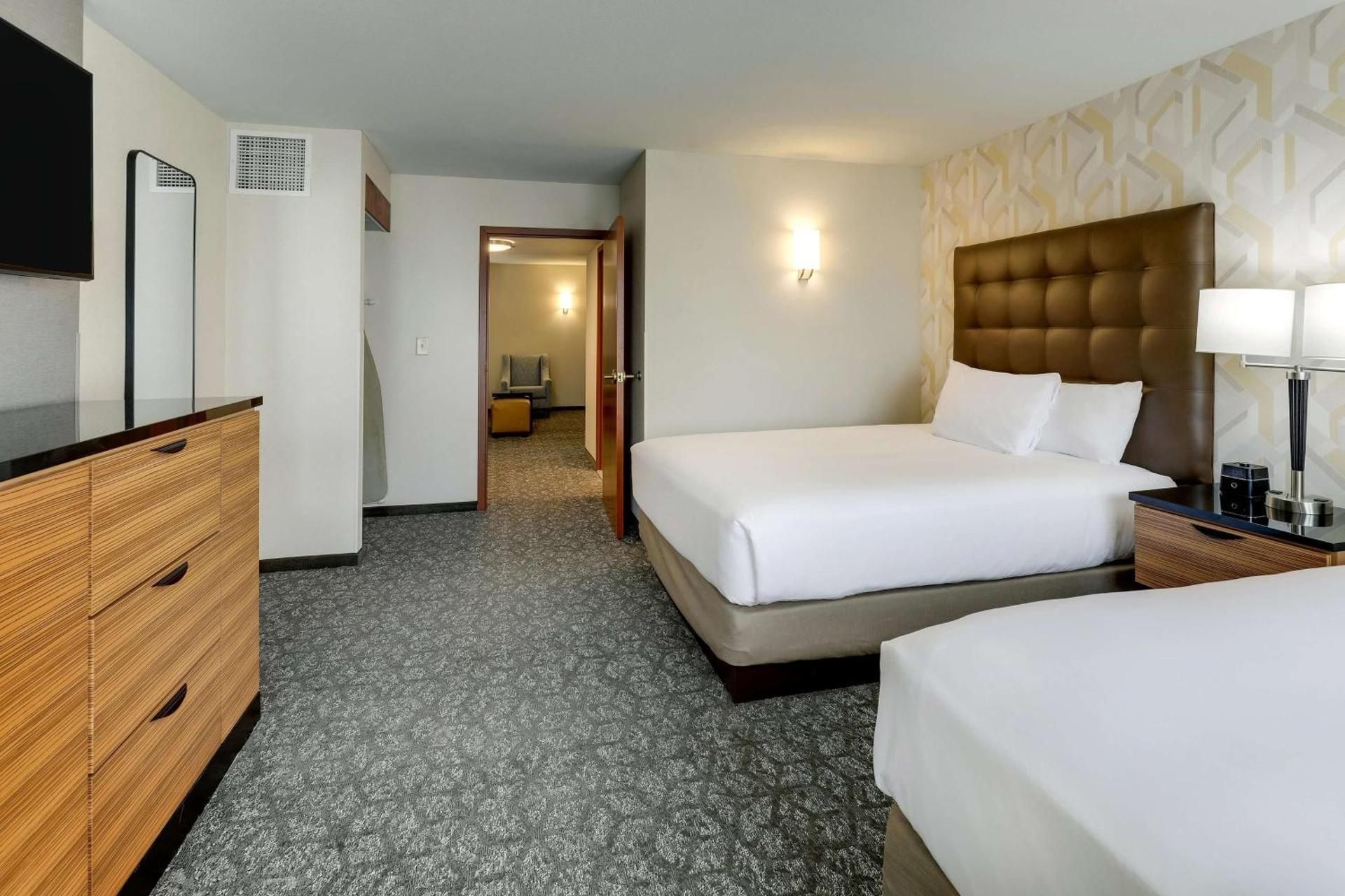 Superior Queen Suite with Sofa Bed - Accessible, Tub