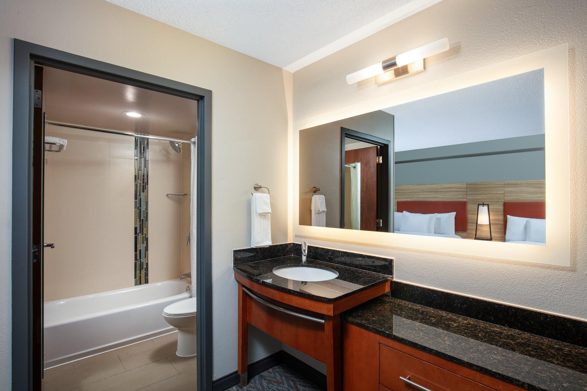 2 Double Studio Suite Full Kitchen Single Sofa Bed