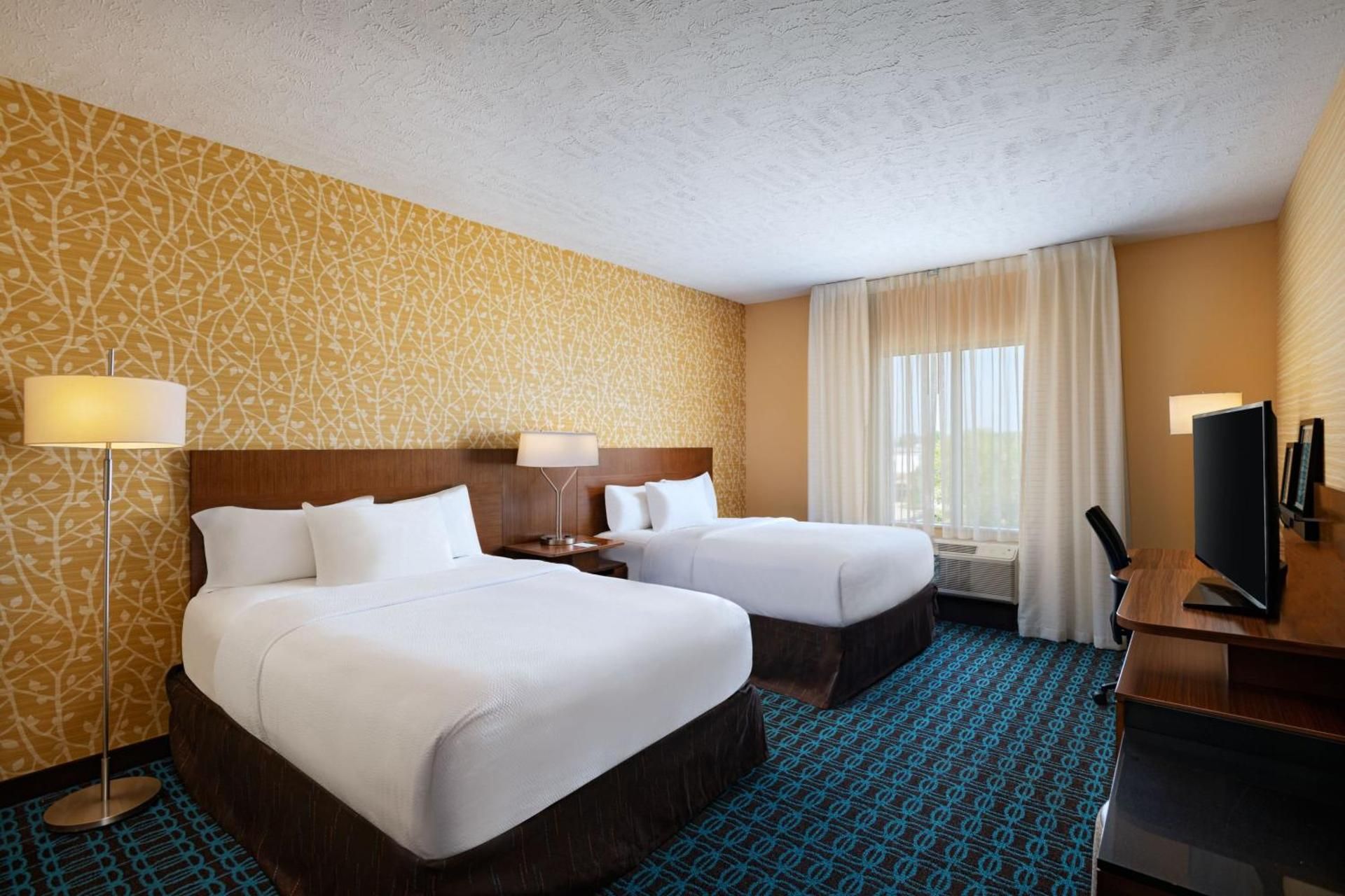 Queen Room with Two Queen Beds and Adapted Tub - Mobility Accessible