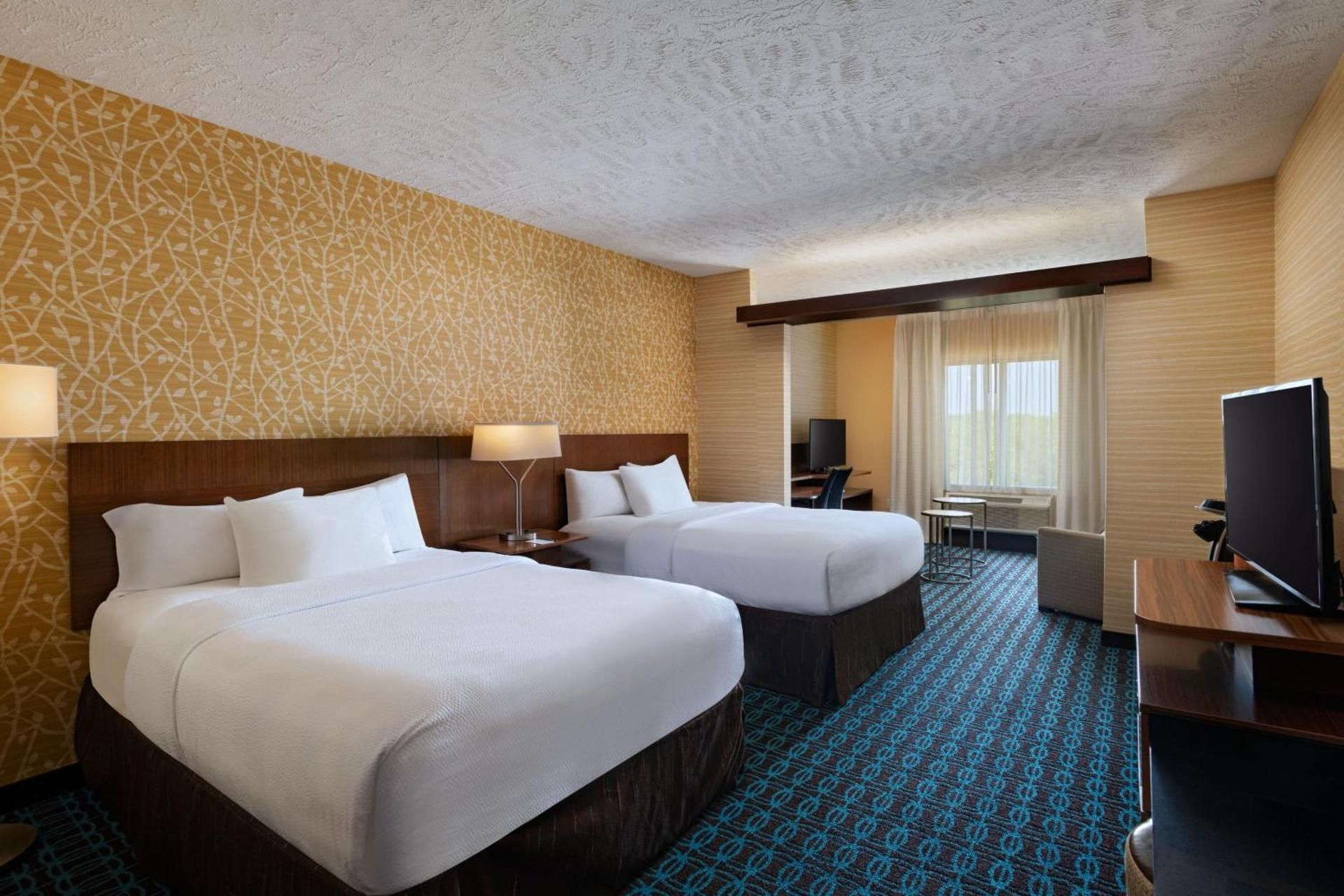 Queen Suite with Sofa Bed and Adapted Tub - Mobility Accessible