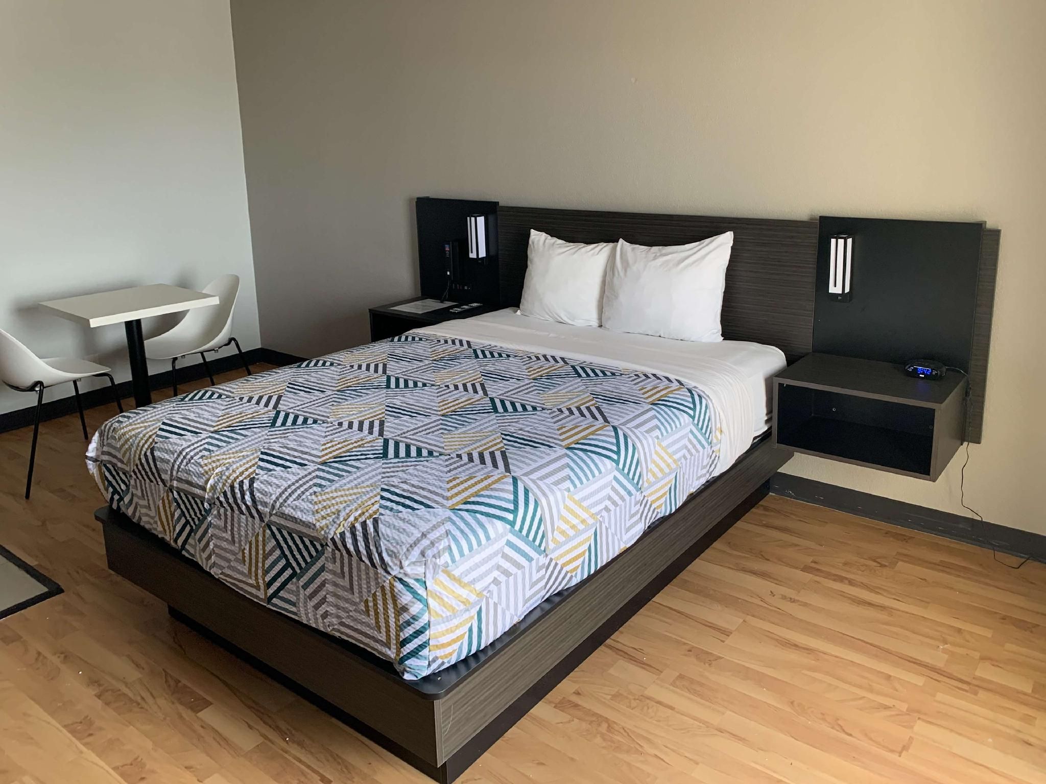 1 Queen Bed | Non-Smoking, Kitchen