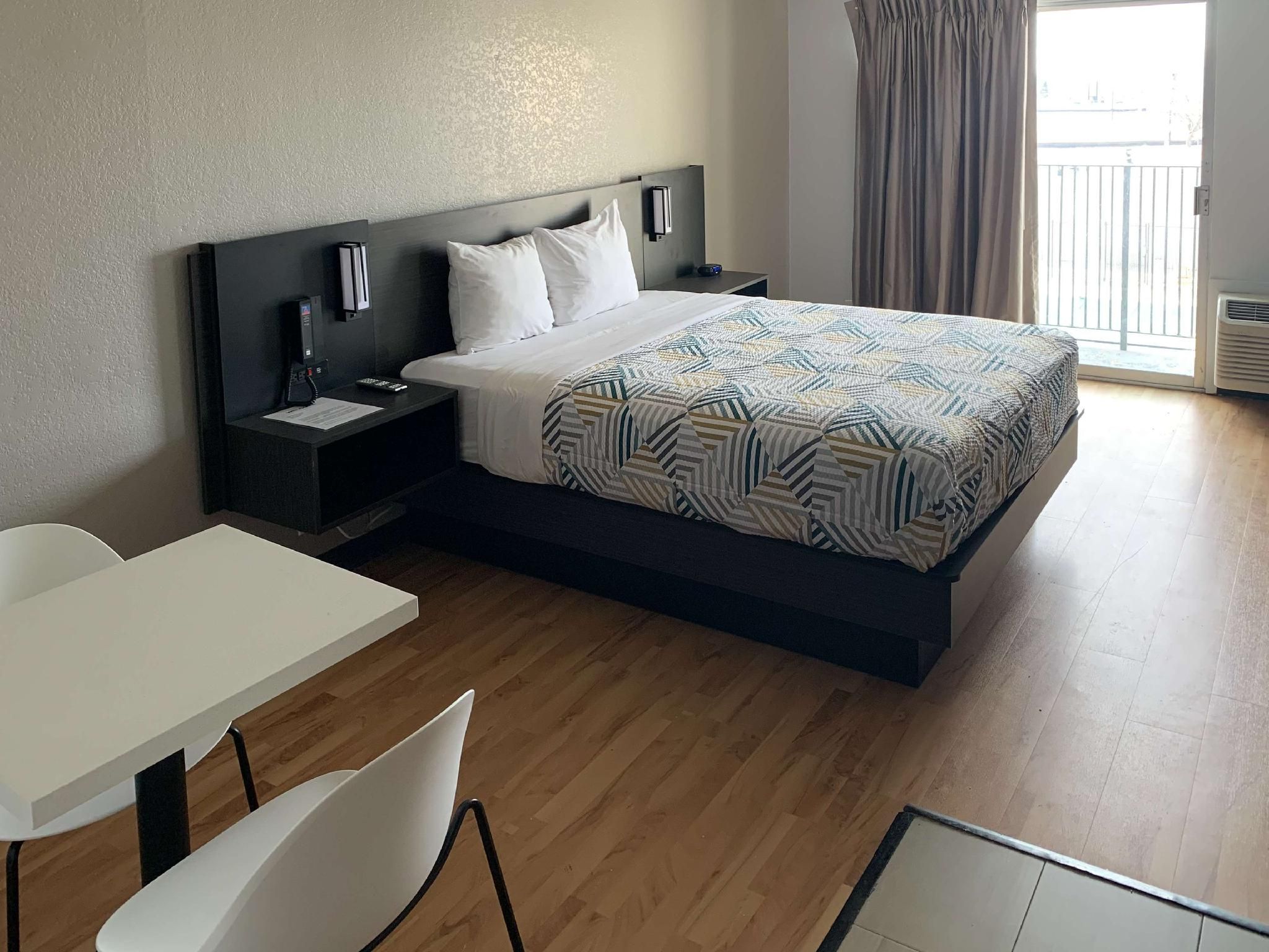 1 Queen Bed | Non-Smoking, Kitchen