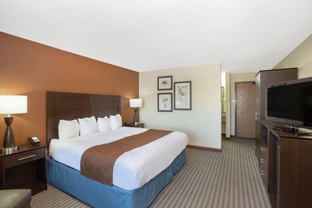 1 King Bed, Mobility Accessible Room, Roll-In Shower Non-Smoking