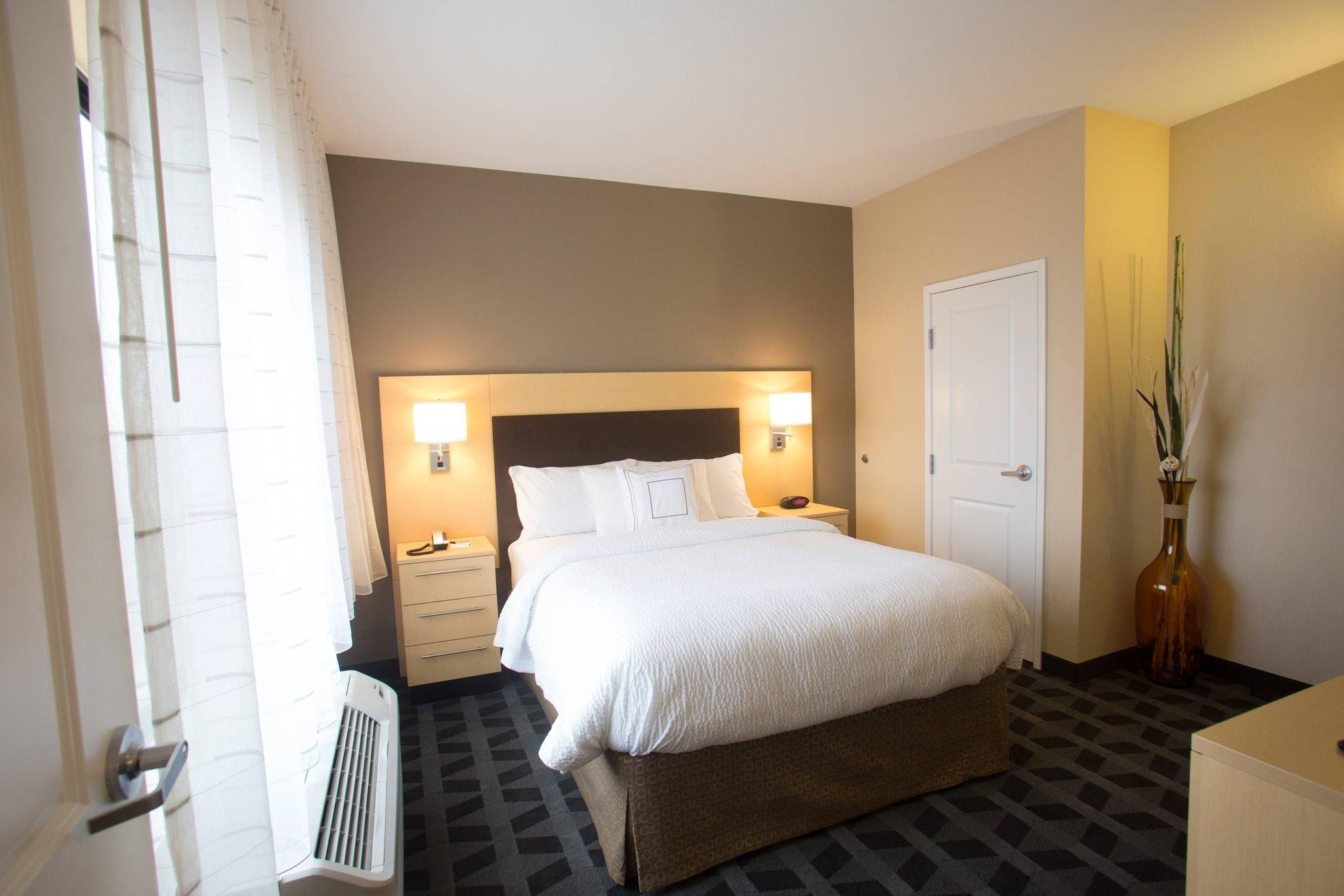 2 Bedroom Suite, Bedroom 1: 1 Queen, Bedroom 2: 1 Queen, Sofa bed