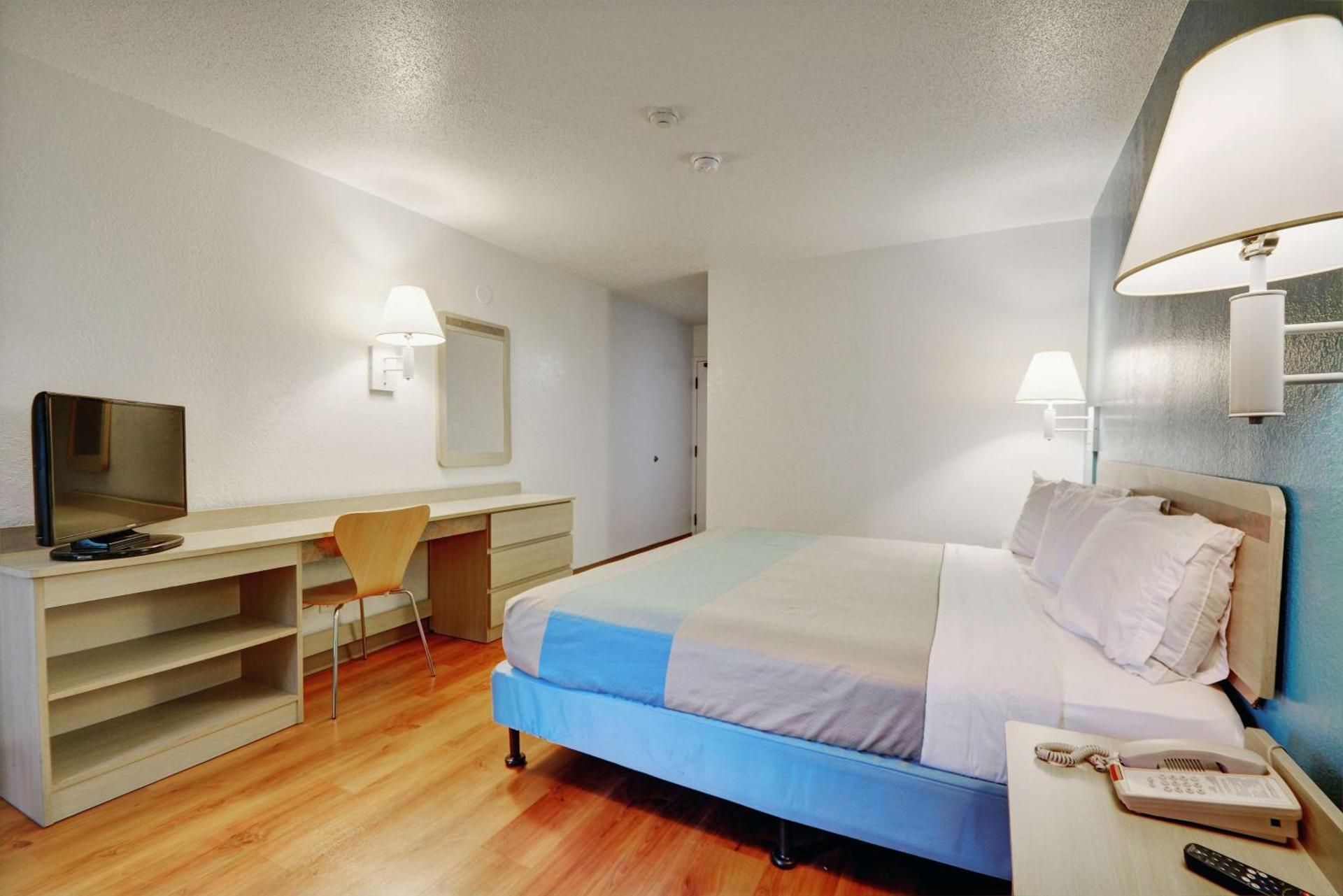 King Room - Disability Access - Non-Smoking