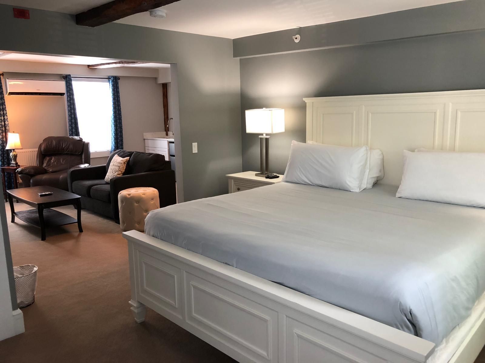 The House 3 King Bed-Suite-King-Ensuite with Jet bath