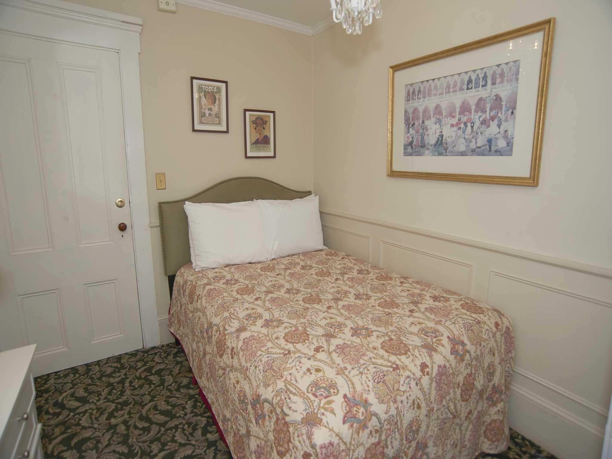 08 the inn (no pets)-ensuite-standard-double room