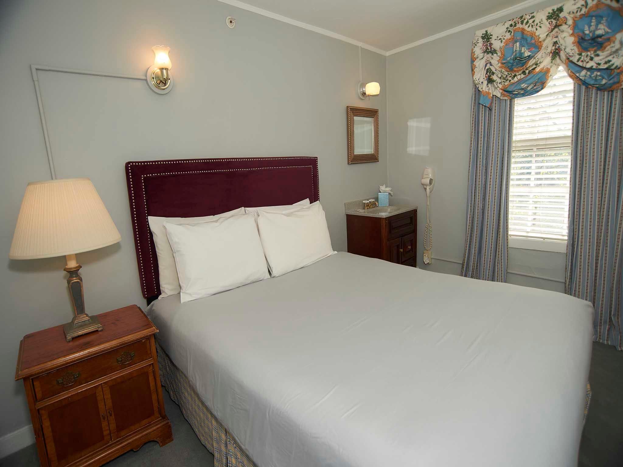 The House 11/12 Shared Qu-Quad room-Ensuite-Standard