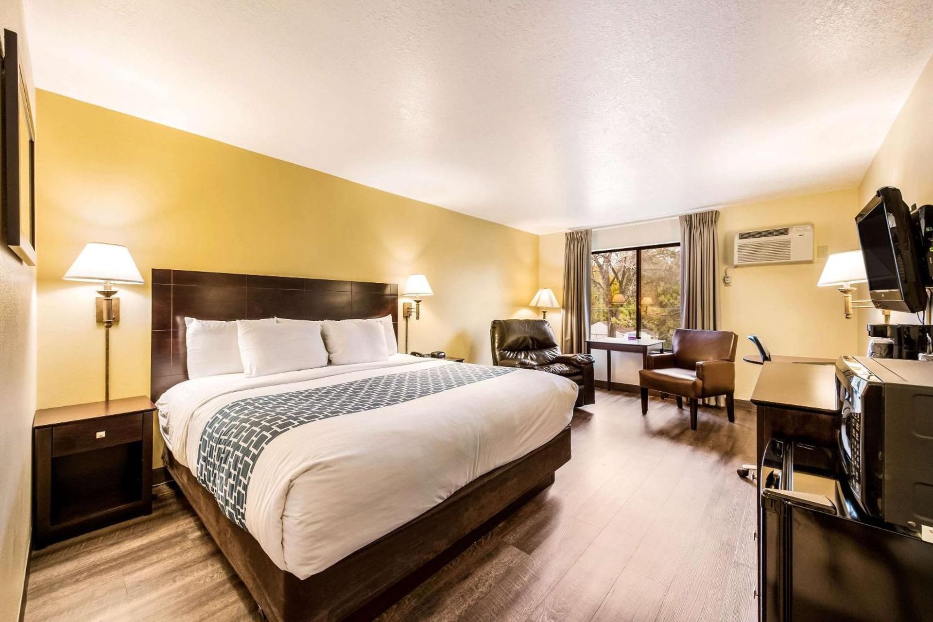 1 King Bed, Nonsmoking