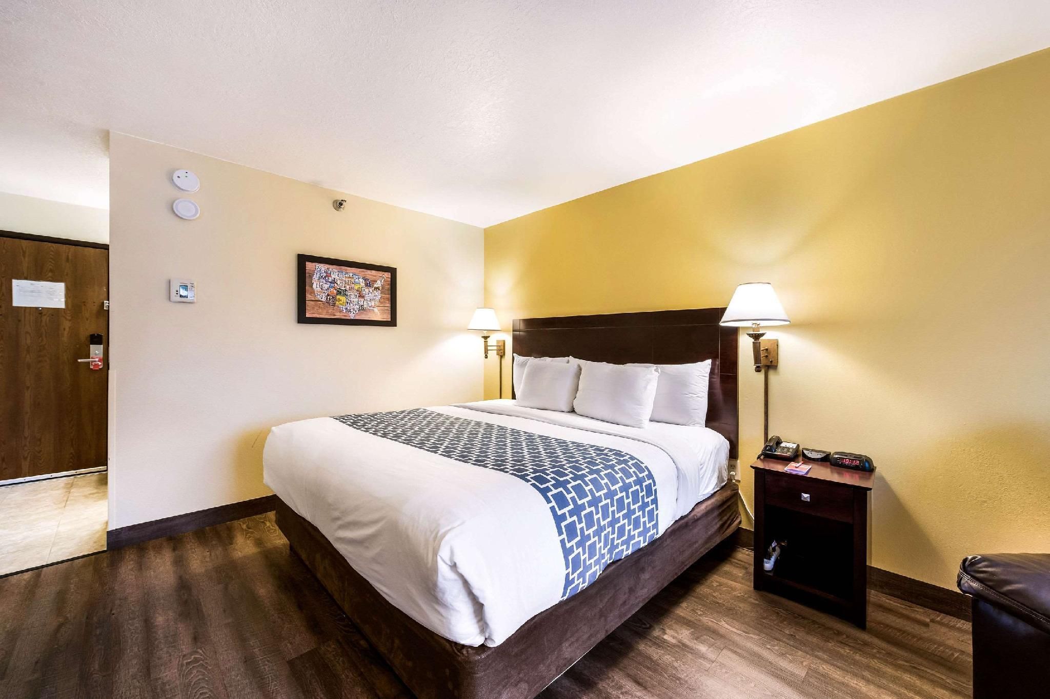 1 King Bed, Nonsmoking
