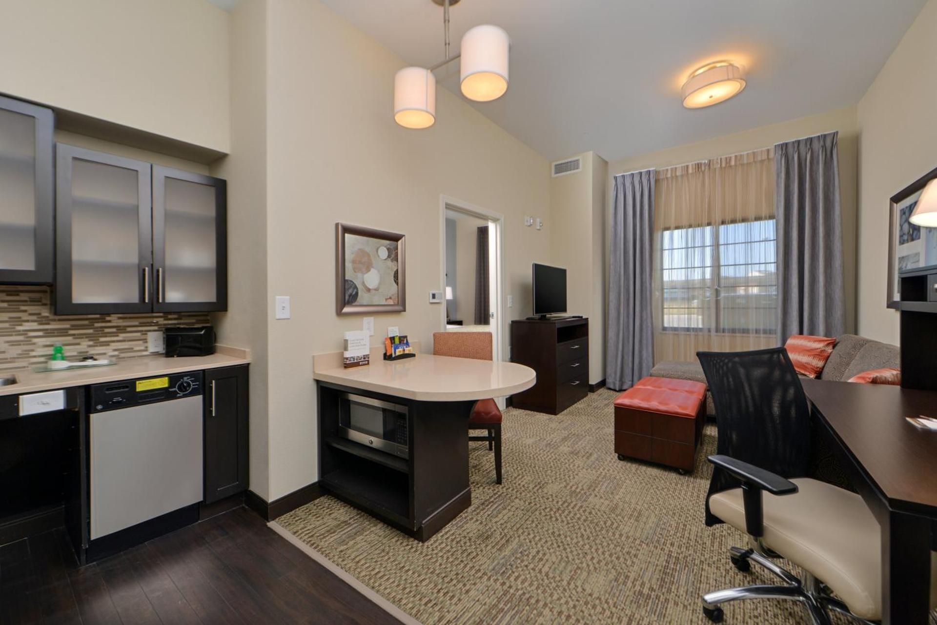 One-Bedroom Queen Suite with Roll-in Shower - Communications Access