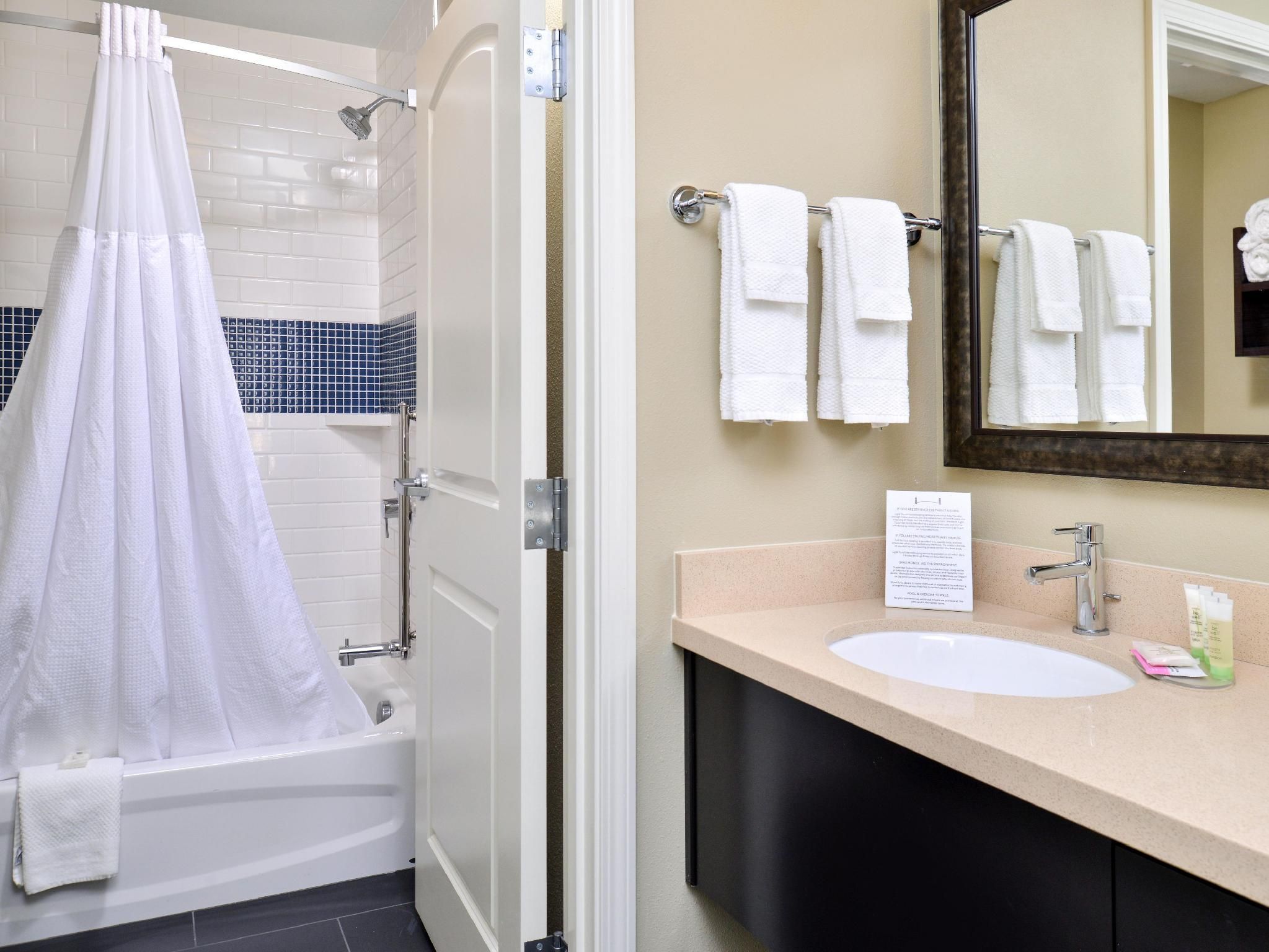 1 King 2 Double Beds 2 Bedroom Access Tub