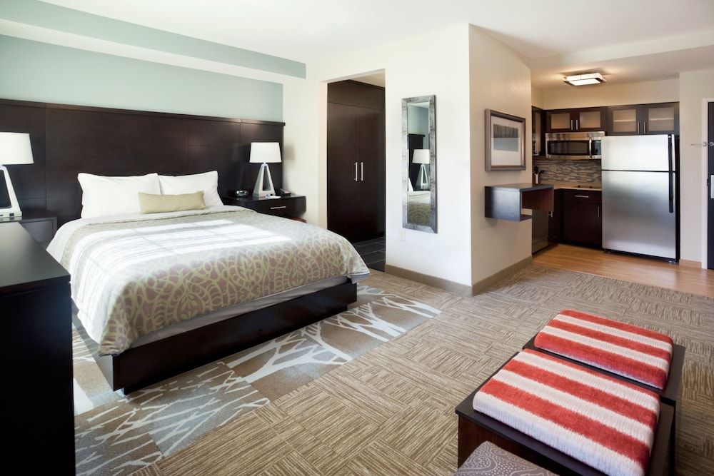 Studio Suite, 1 Queen Bed, Kitchen