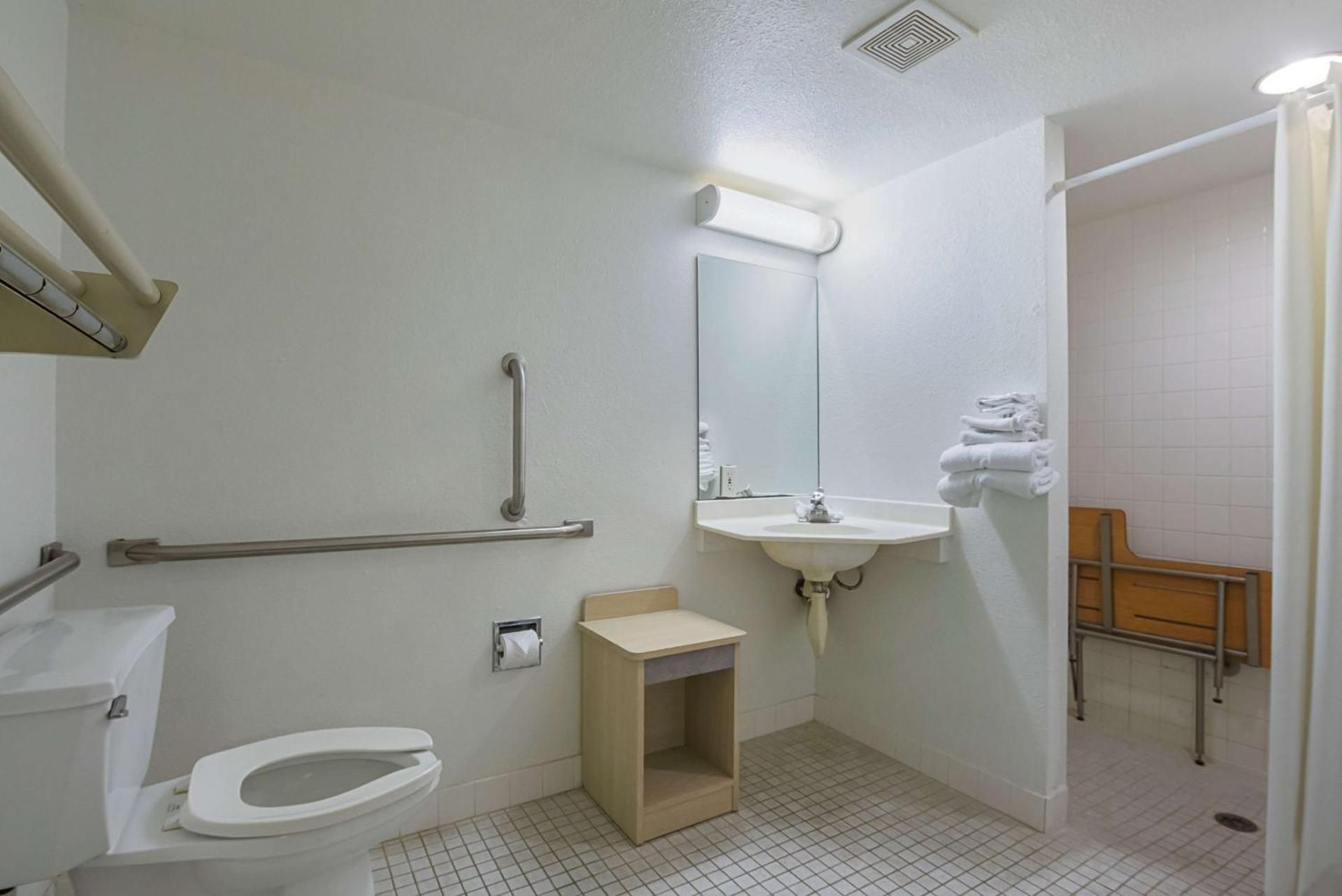 Queen Room - Disability Access - Roll in Shower