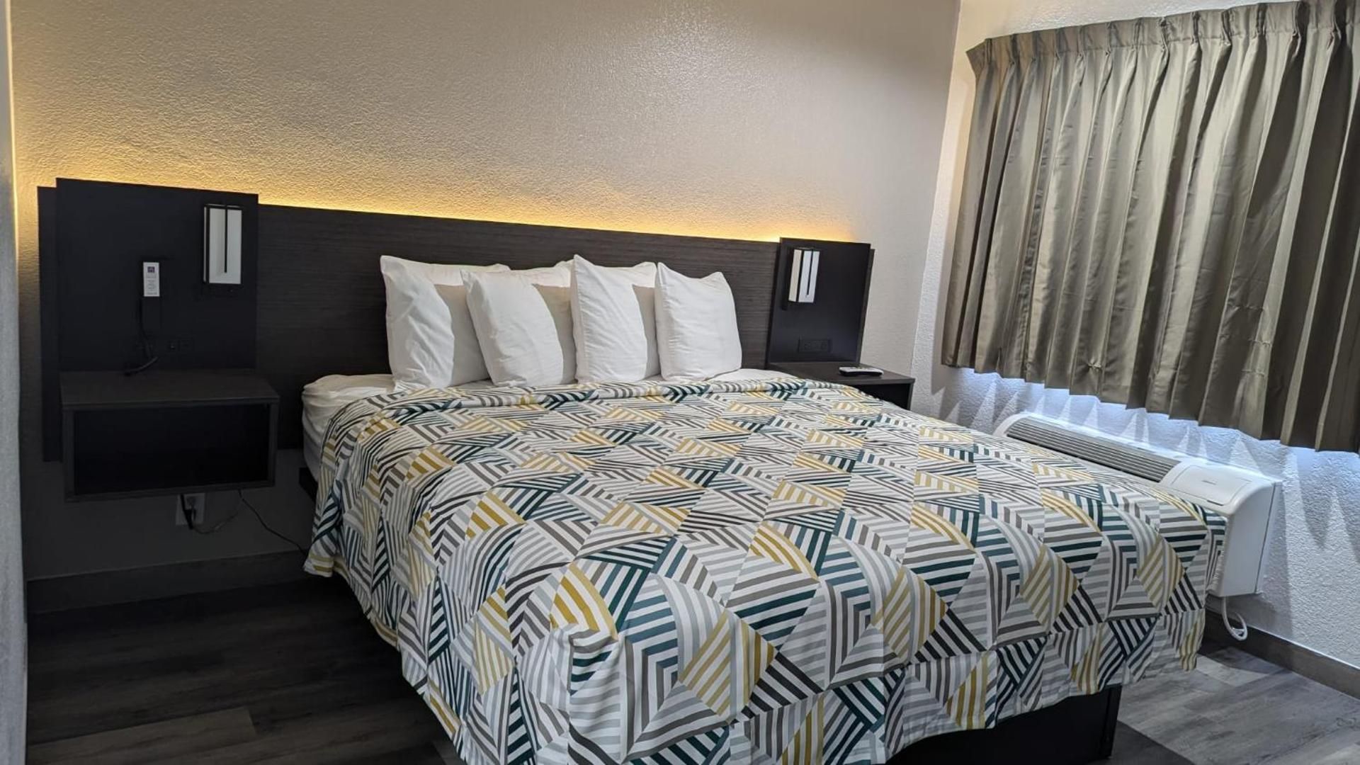 1 King Bed | Non-Smoking