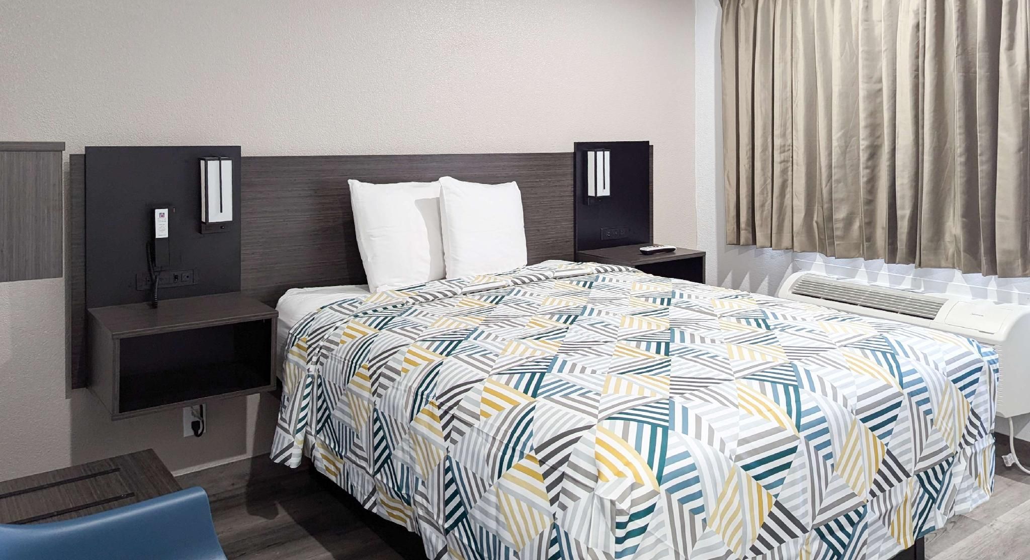 1 Queen Bed | ADA/RI Shower/Non-Smoking