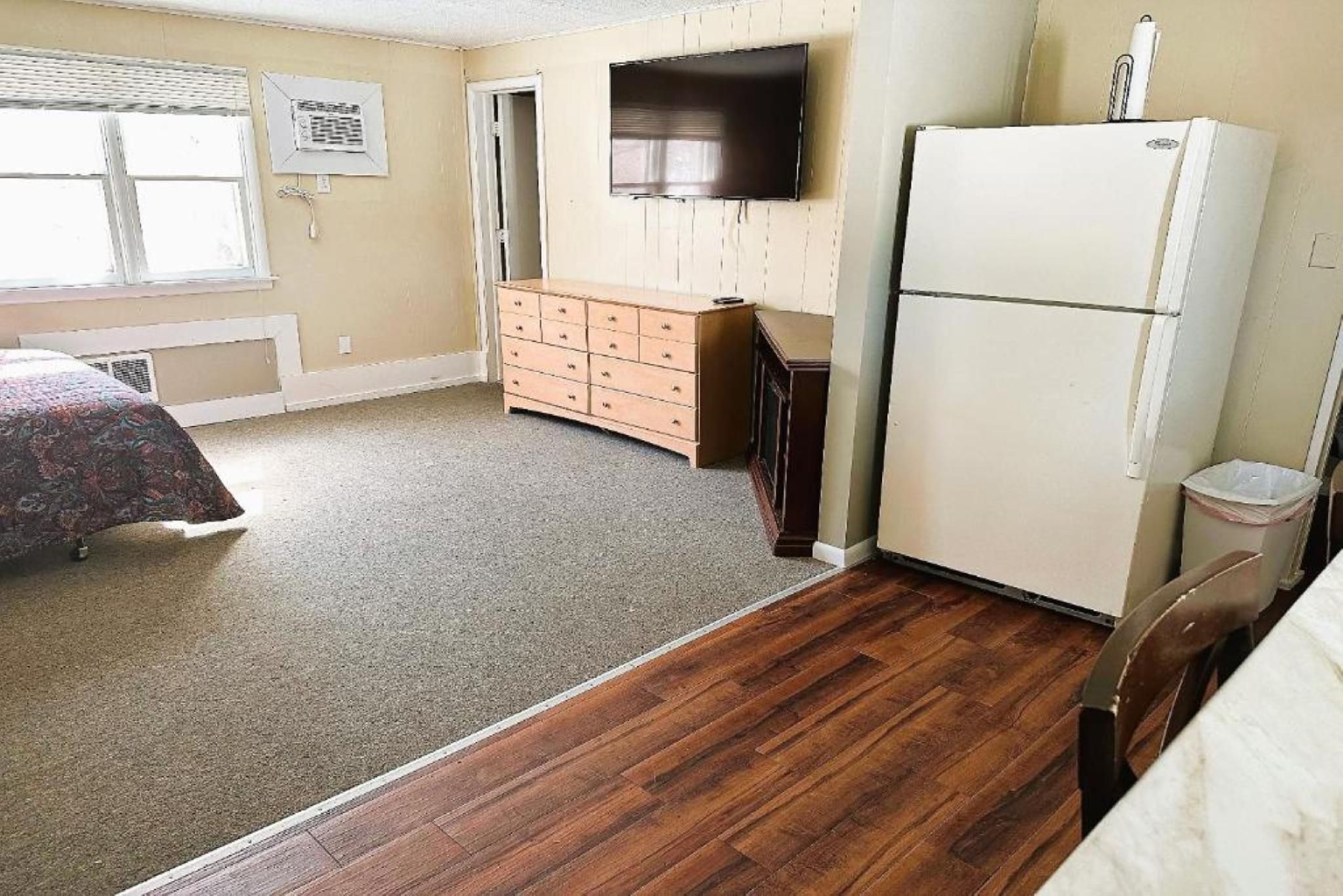 Queen Bed with Kitchenette Non-Smoking