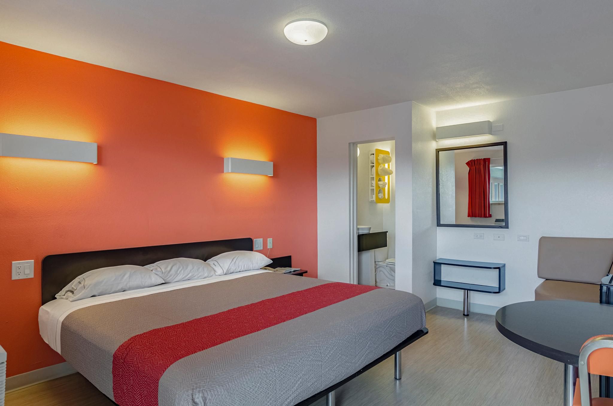 1 QUEEN BED | NON-SMOKING KITCHEN