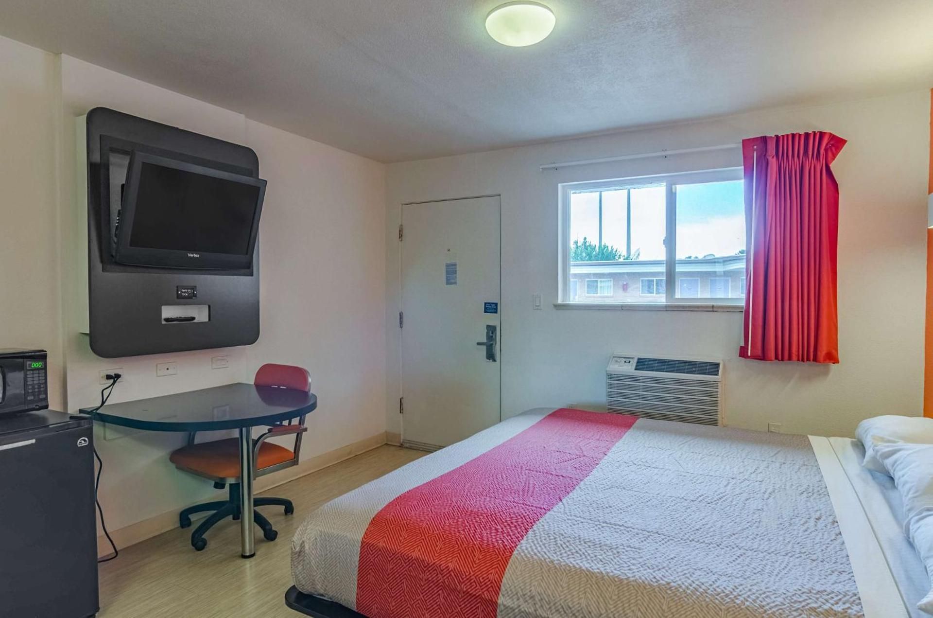 Deluxe King Room - Non-Smoking