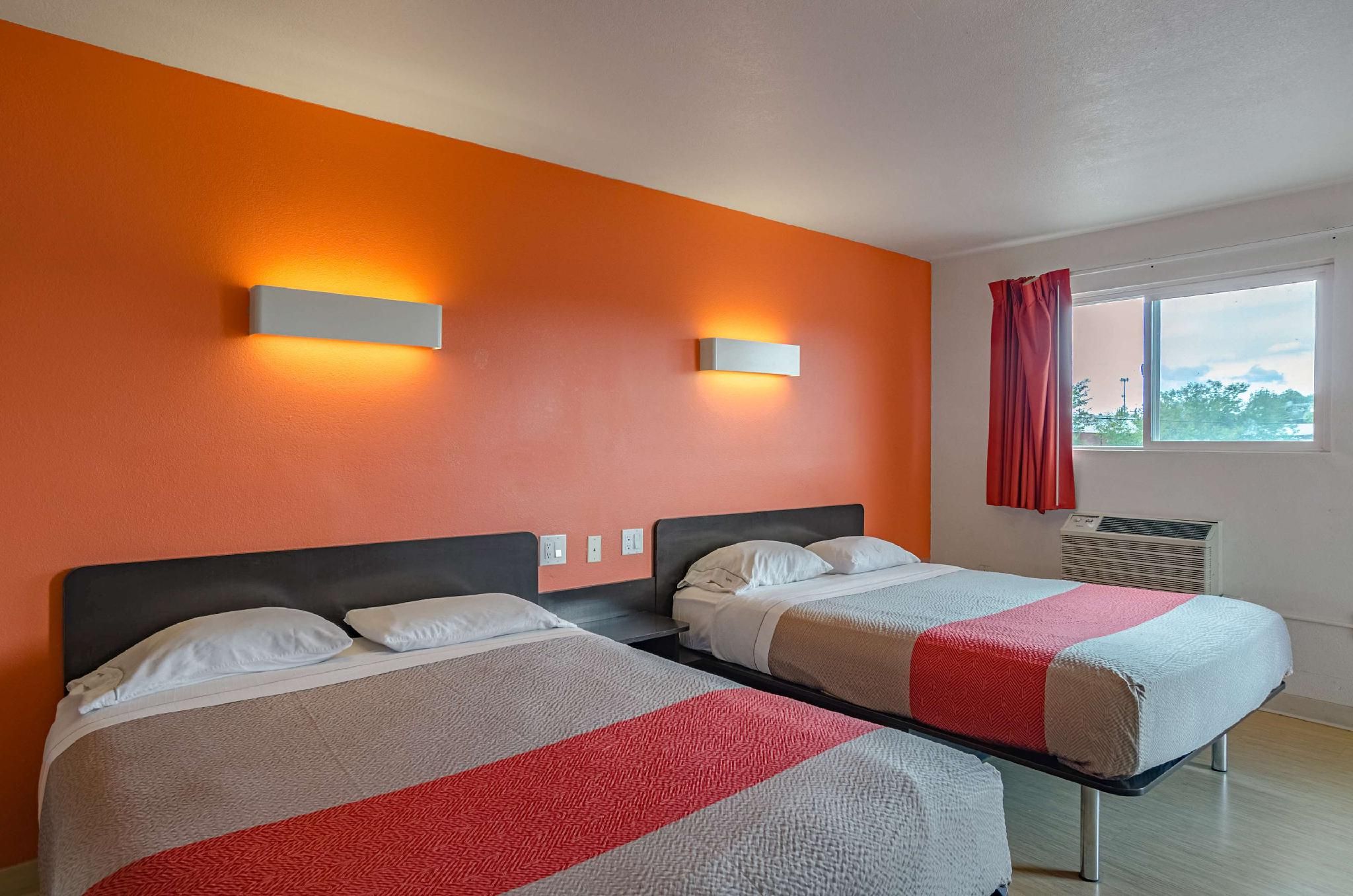2 QUEEN BEDS | NON-SMOKING KITCHEN