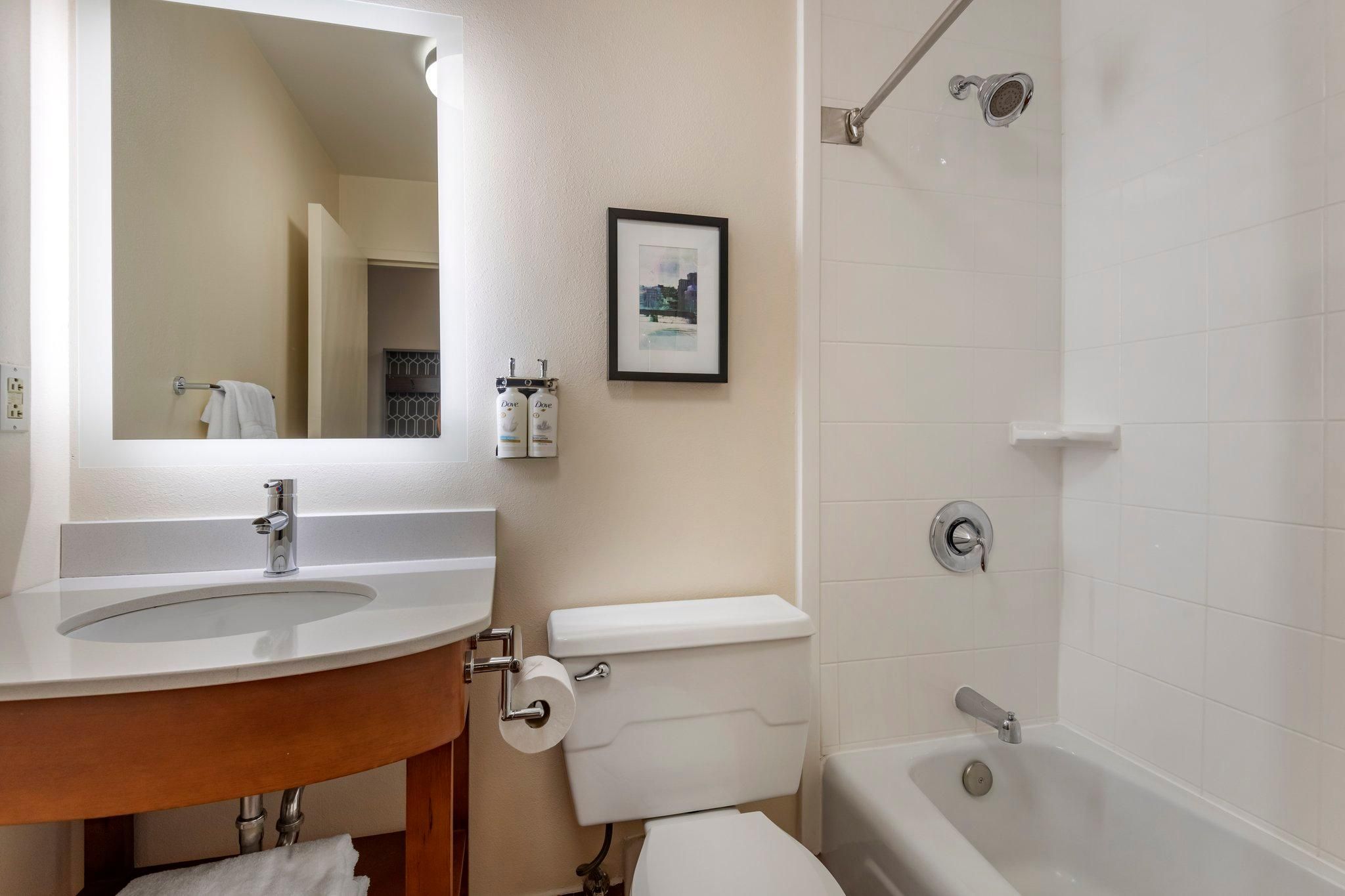 Holiday Inn Bangor By IHG 1 Queen Bed Standard 2