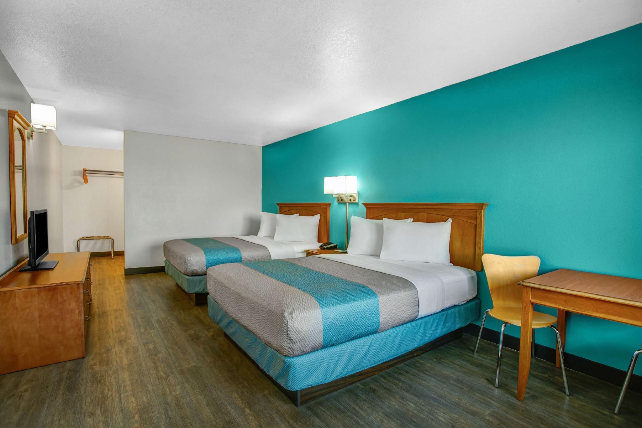 2 Queen Beds | Mob Acc RI Shwr Nsmk Micfridg