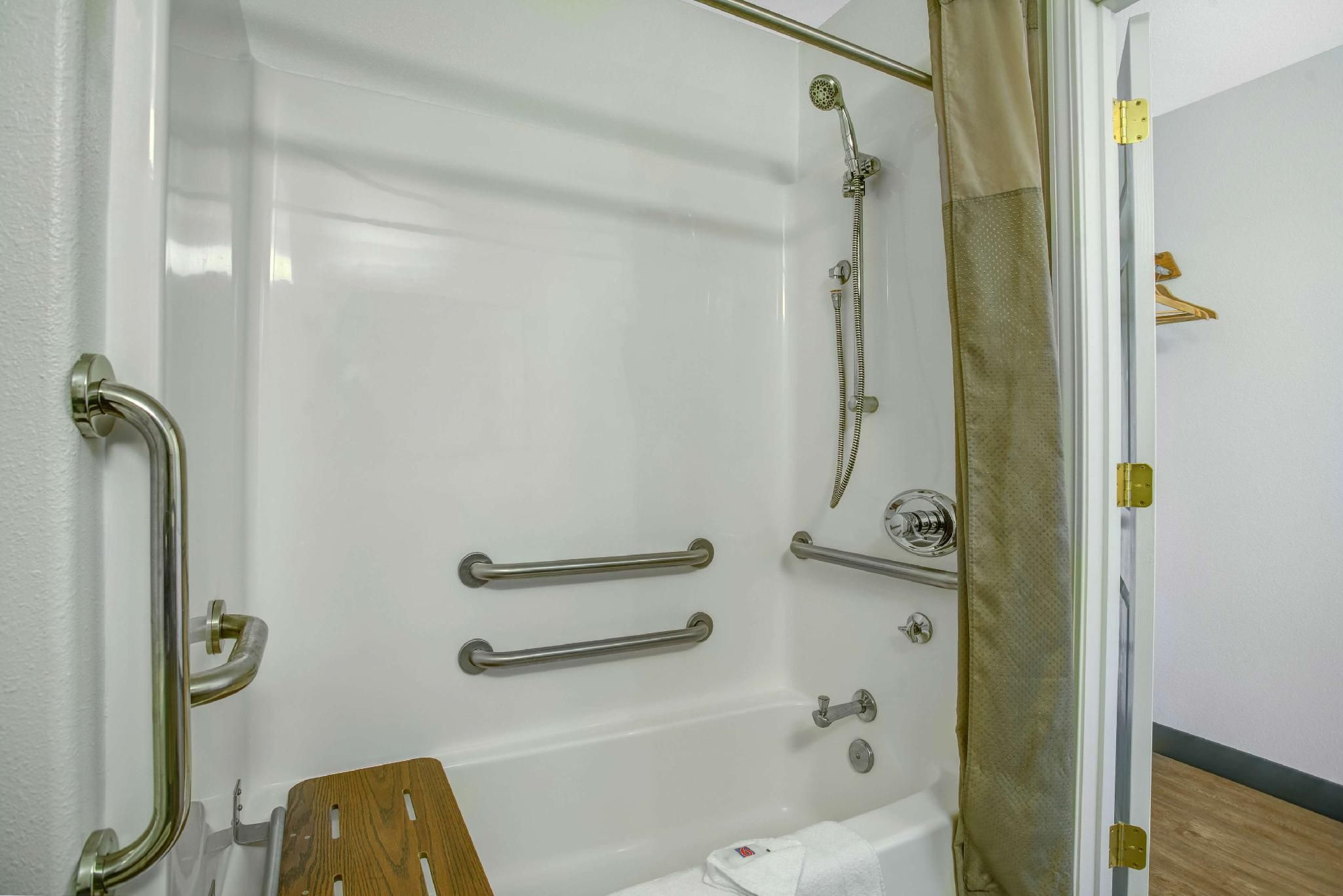 2 Queen Beds | Mobil Access Tub Nsmk Micfridg