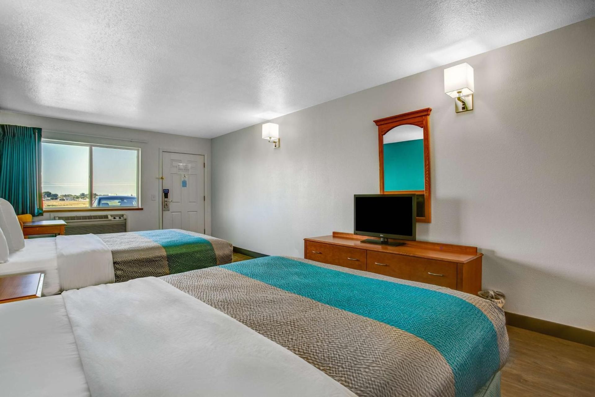 Motel 6 Baker City, OR Queen Room with Two Queen Beds - Disability Access - Roll In Shower 3