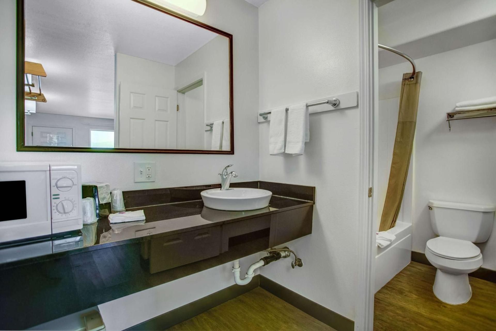 Motel 6 Baker City, OR Deluxe Queen Room with Two Queen Beds - Non-Smoking 2