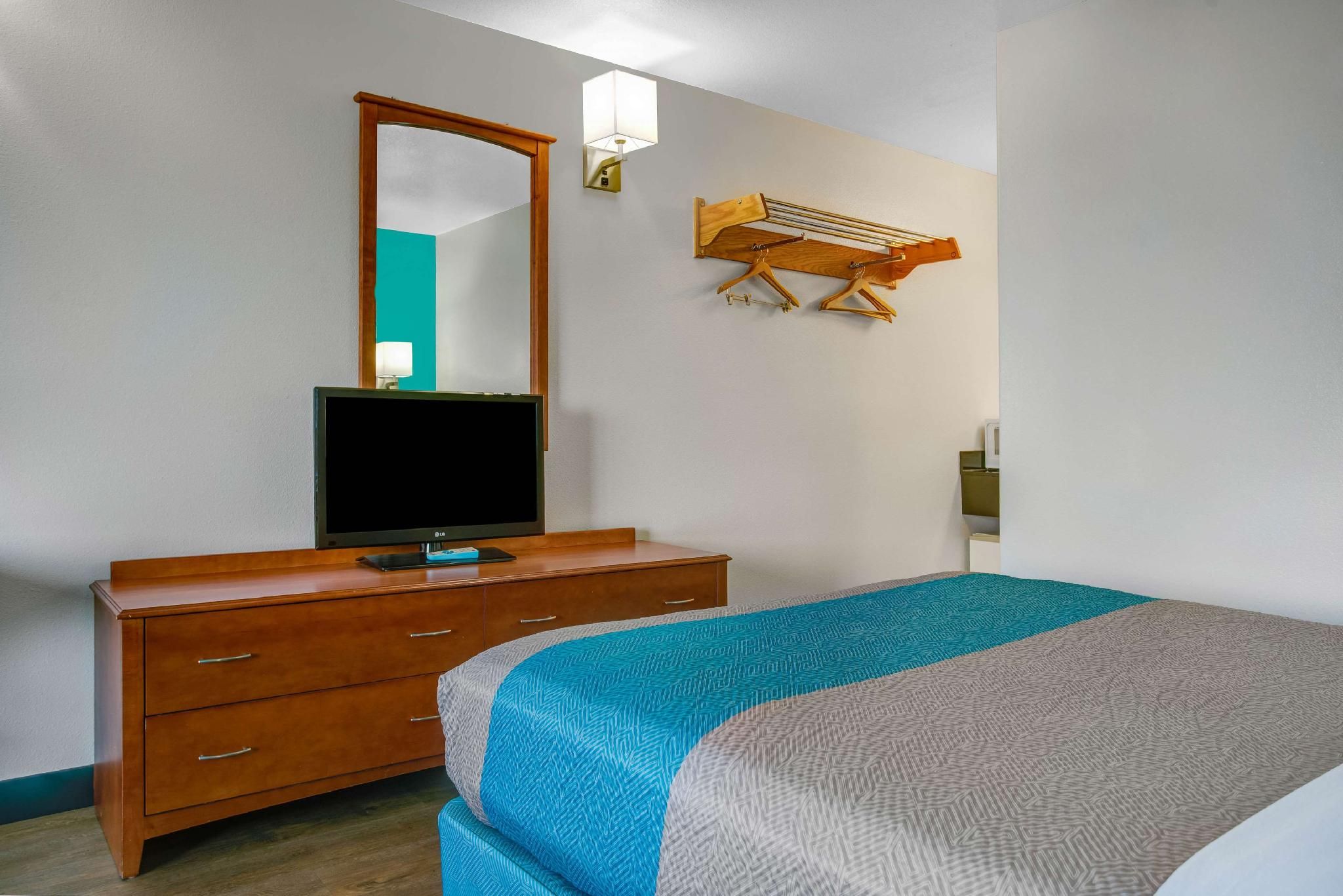 Motel 6 Baker City, OR 1 Queen Bed | Non-Smoking, Micfridge 2