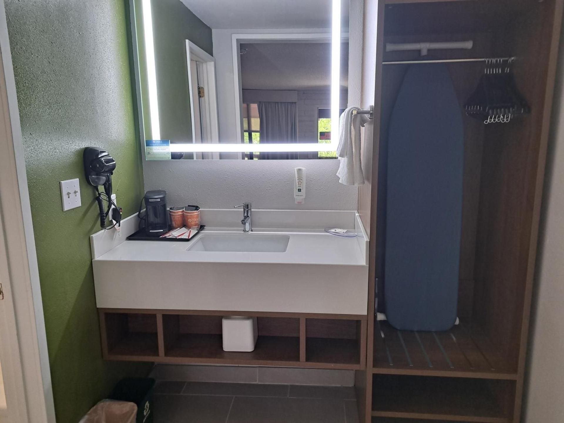 Quality Inn Quadruple Room - Non Smoking 3