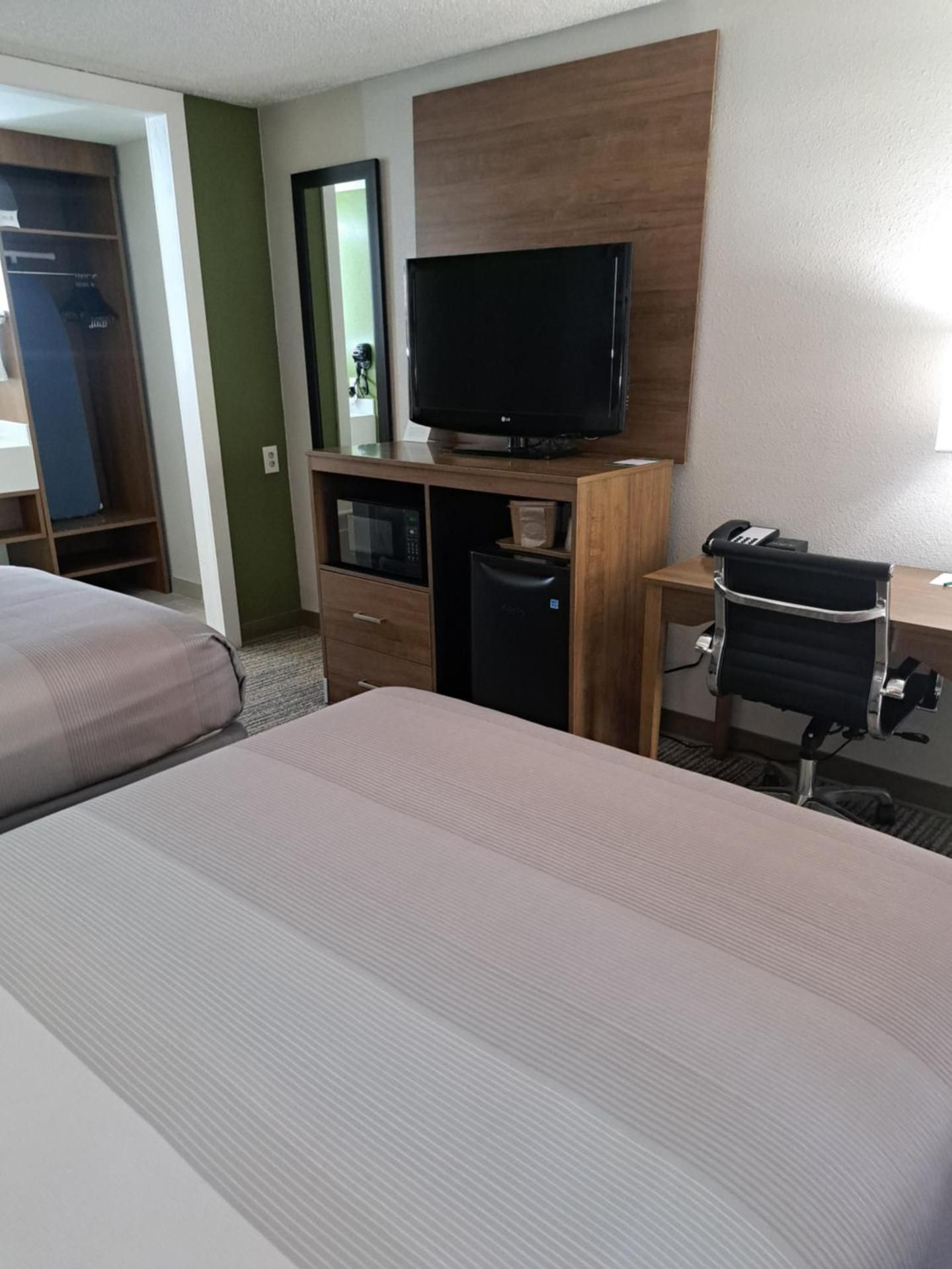 Quality Inn Quadruple Room - Non Smoking 2