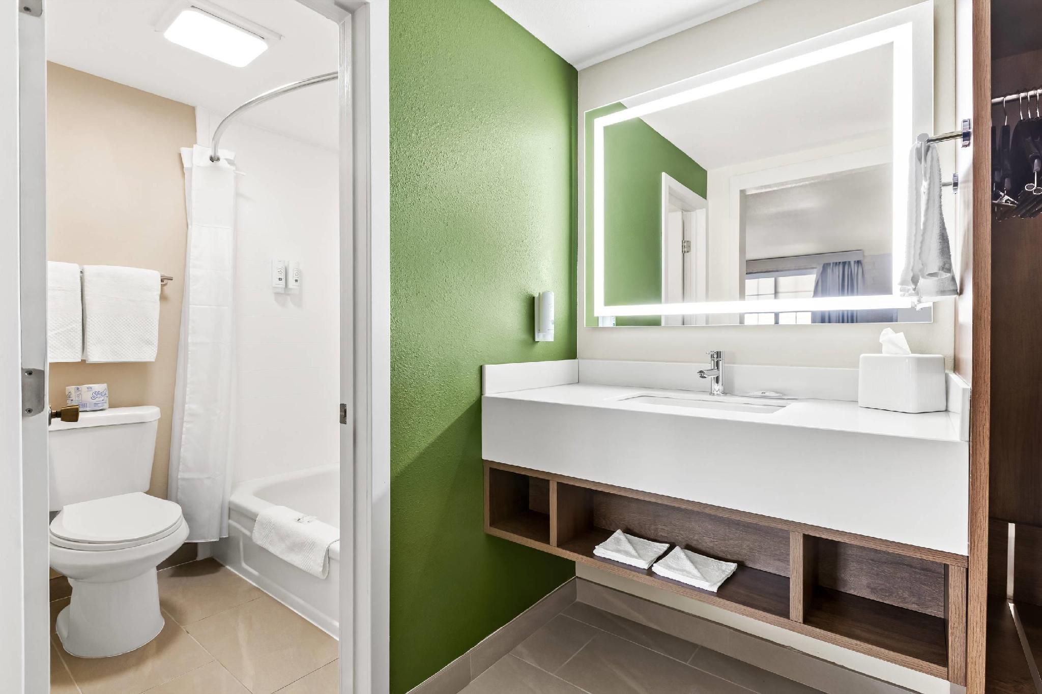 Quality Inn 1 Queen Bed, Nonsmoking 3