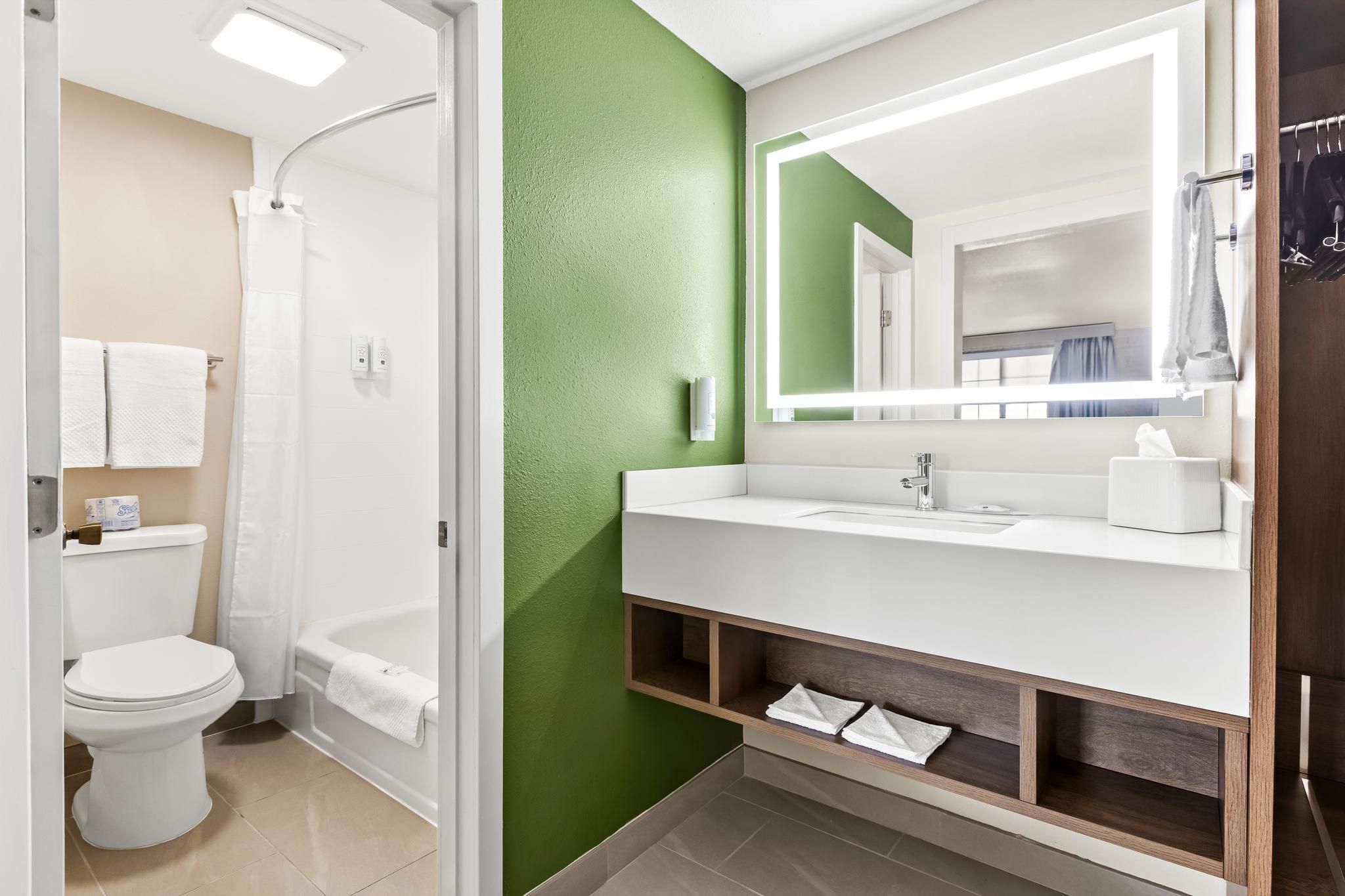 Quality Inn 1 King Bed, Nonsmoking 3